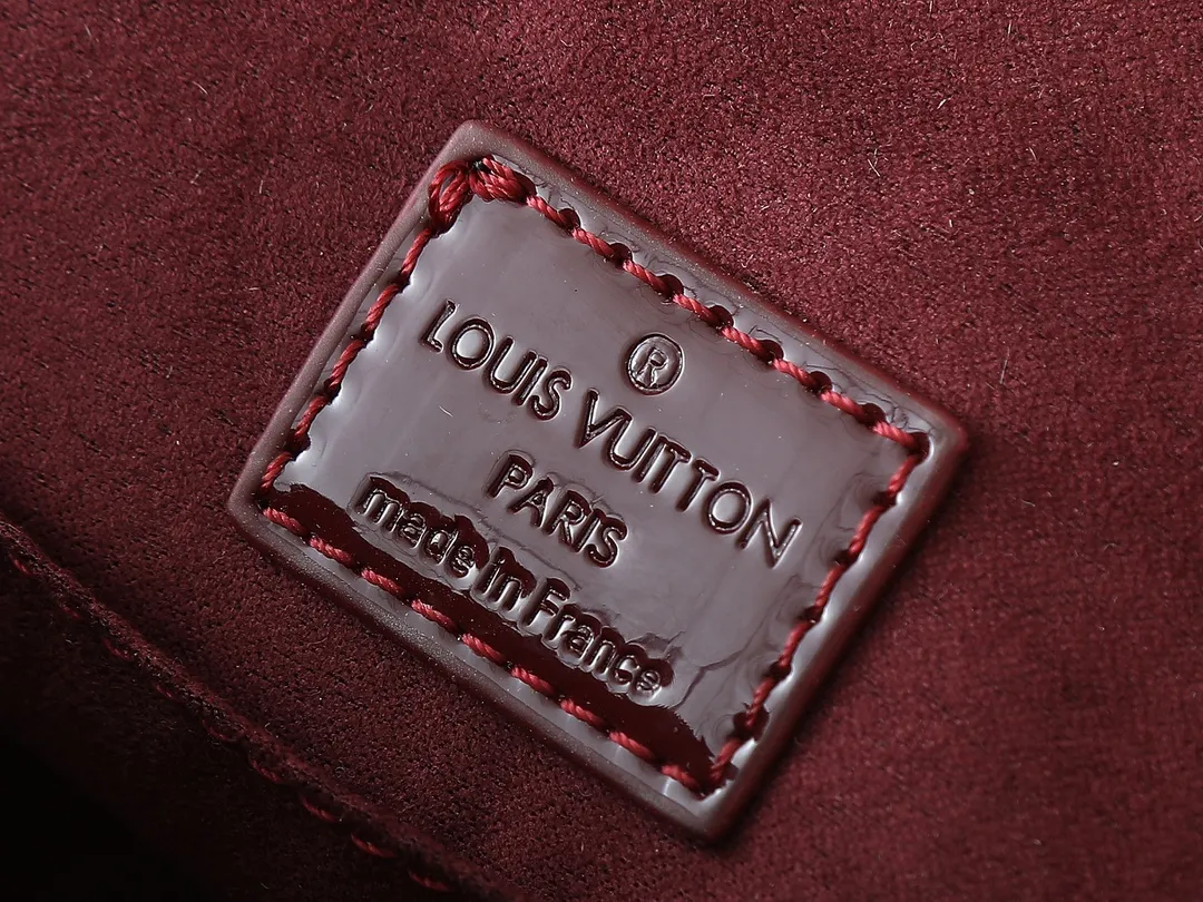 💰240💰Upgraded from the original model, the same patent leather series 53152.91606Alma BB 40302, 93595, handbags are derived from the classic Louis Vuitton bag designed in 1934. This compact bag easily holds keys, wallet, smartphone and lipstick. Detachable shoulder strap for cross-body wear. This modern version of the bag continues its classic silhouette, in Epi leather in bright and inspiring colours, dimensions: 25x19x11