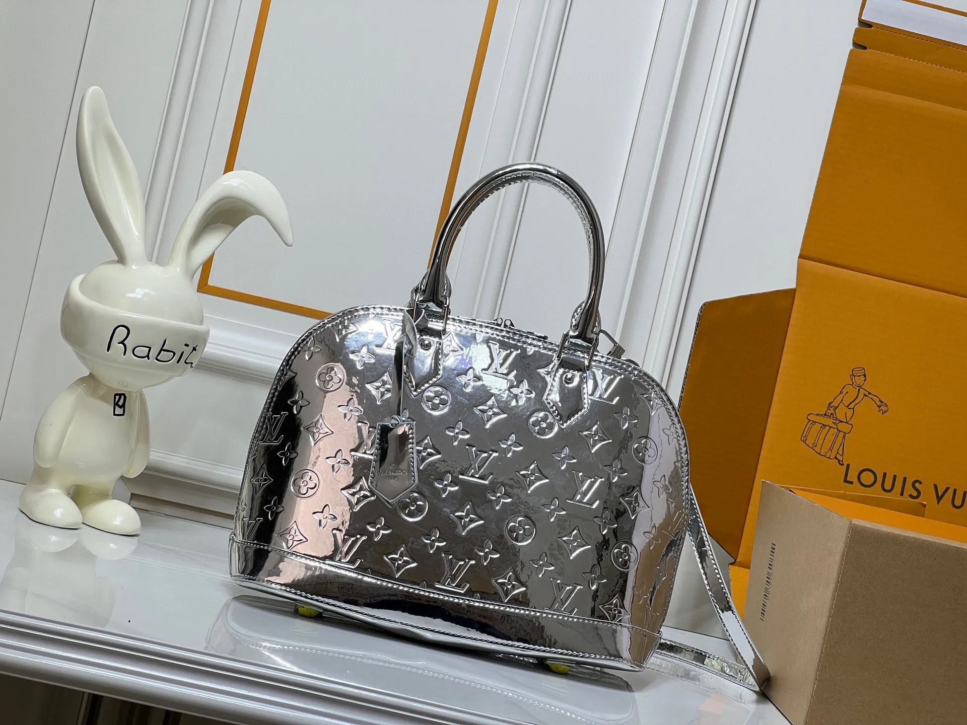 Batch 280💰M11835 M53151 The Alma large handbag in the LVSki series draws inspiration from the Louis Vuitton archive hard box. The large Monogram embossed coated canvas renders the new Monogram Miroir effect, highlighting the concept of retro futurism. Spacious interior patch pockets ensure organized storage. Size: 39x30x19cm