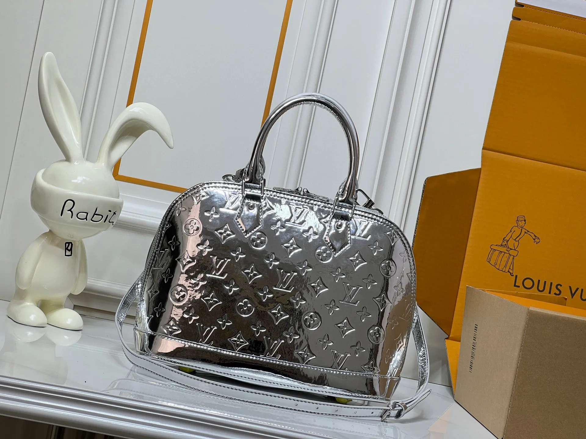 Batch 280💰M11835 M53151 The Alma large handbag in the LVSki series draws inspiration from the Louis Vuitton archive hard box. The large Monogram embossed coated canvas renders the new Monogram Miroir effect, highlighting the concept of retro futurism. Spacious interior patch pockets ensure organized storage. Size: 39x30x19cm