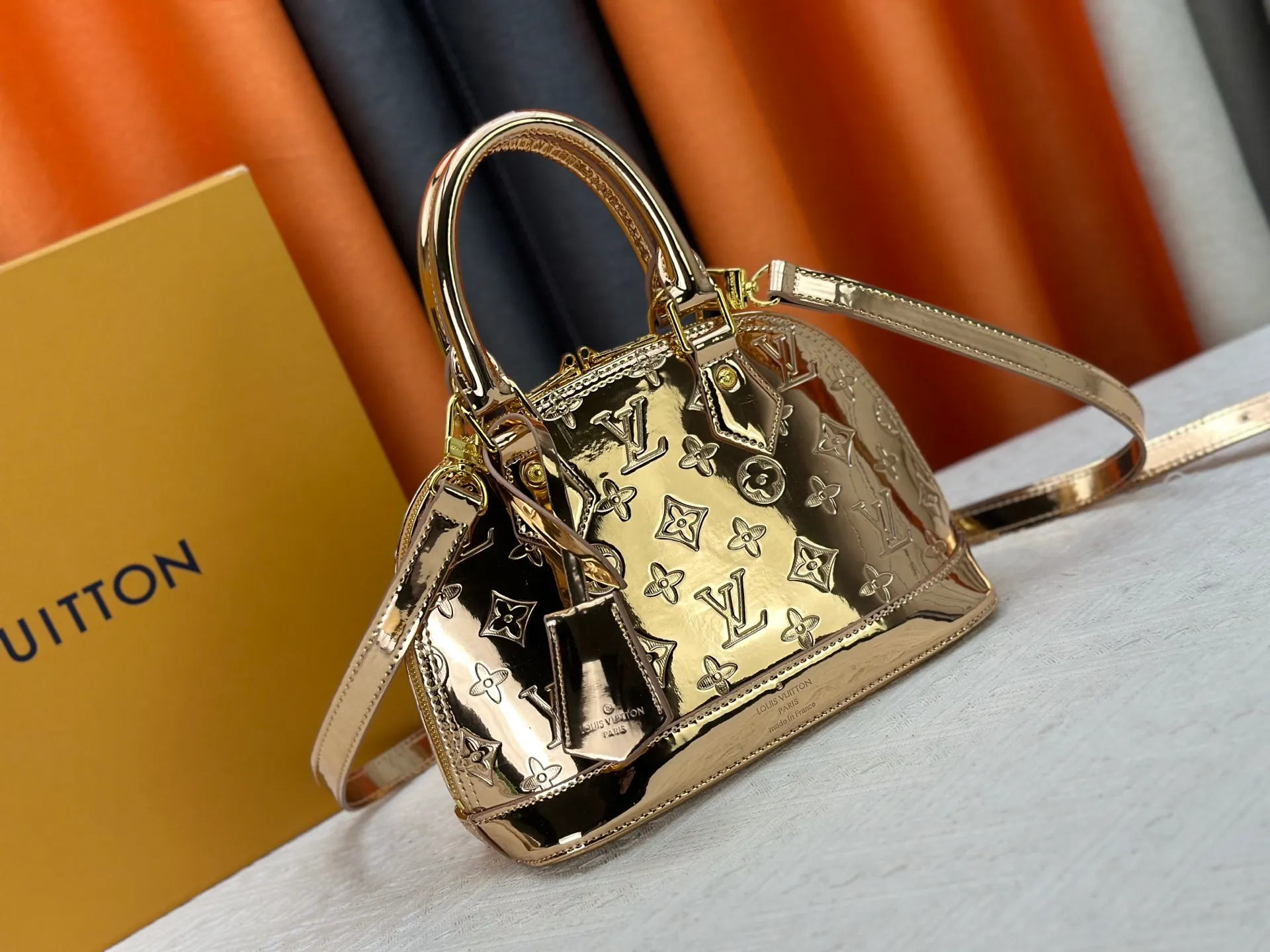 200 M11835 M53151 M53152 The Alma medium handbag of the LVSki series draws inspiration from the Louis Vuitton archive hard box, rendering the Monogram embossed coated canvas with a new Monogram Miroir effect, highlighting the concept of retro futurism. Spacious interior patch pockets ensure organized storage. Size: 23.5x17.5x11.5cm