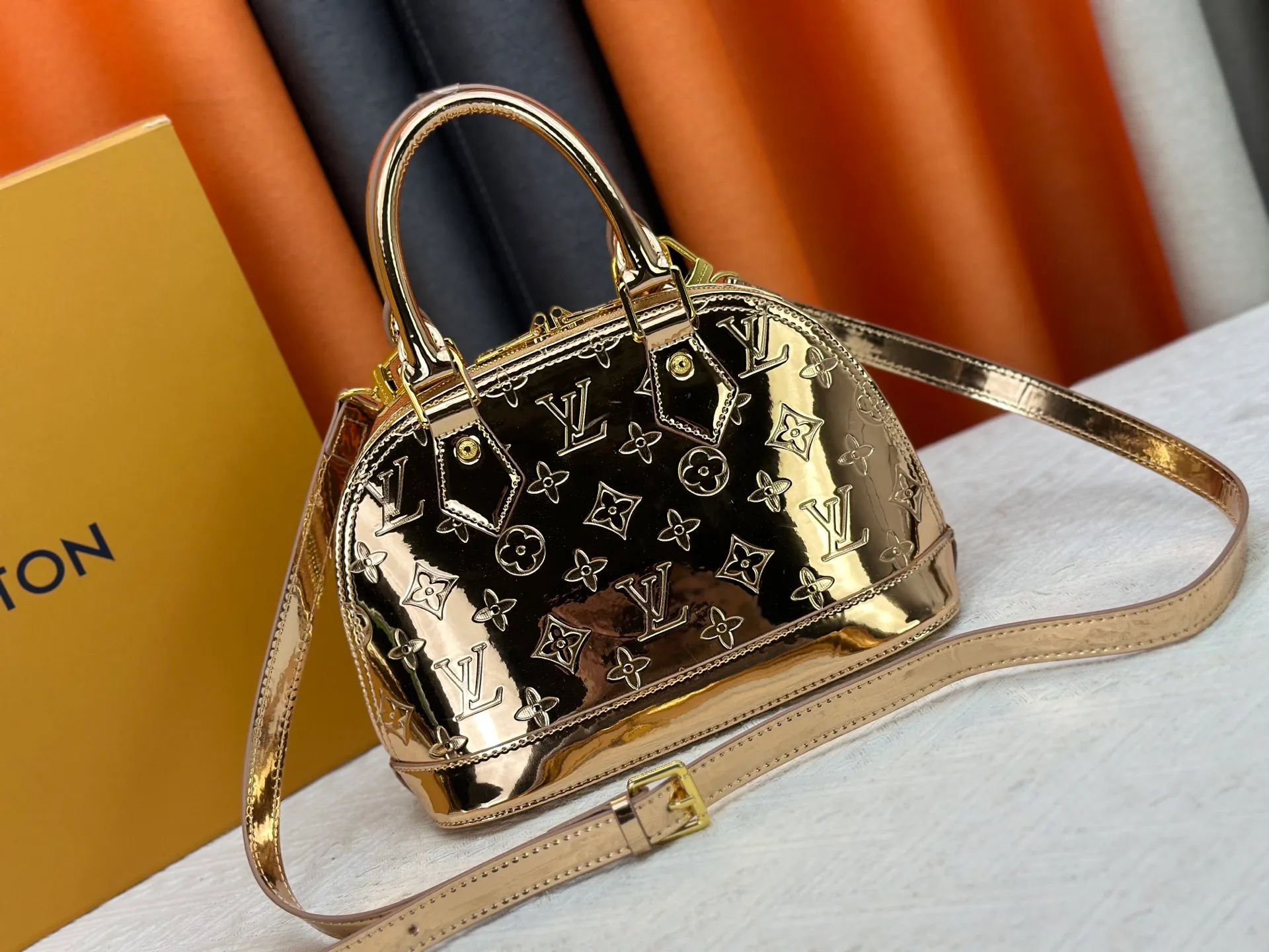 200 M11835 M53151 M53152 The Alma medium handbag of the LVSki series draws inspiration from the Louis Vuitton archive hard box, rendering the Monogram embossed coated canvas with a new Monogram Miroir effect, highlighting the concept of retro futurism. Spacious interior patch pockets ensure organized storage. Size: 23.5x17.5x11.5cm