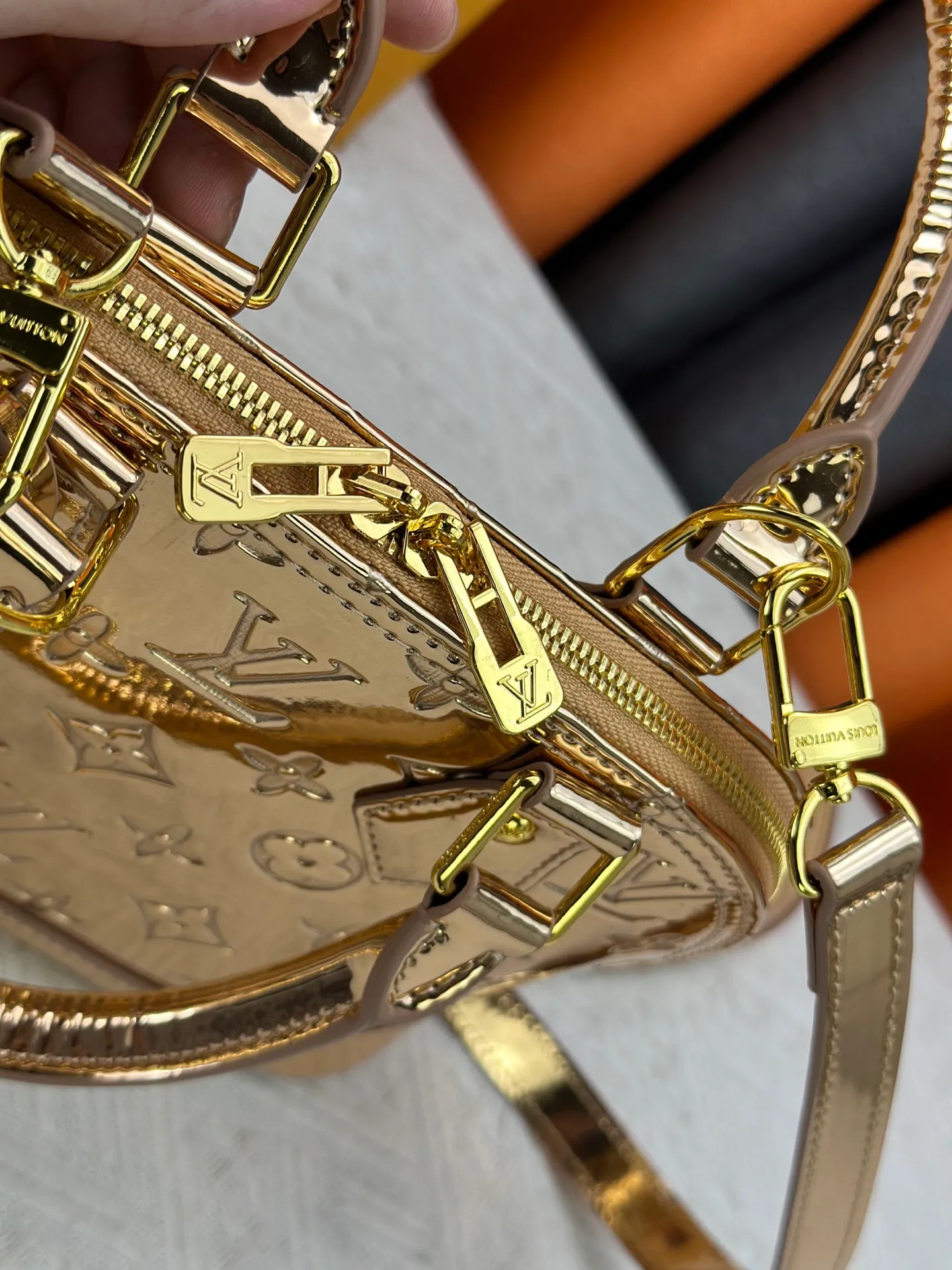 200 M11835 M53151 M53152 The Alma medium handbag of the LVSki series draws inspiration from the Louis Vuitton archive hard box, rendering the Monogram embossed coated canvas with a new Monogram Miroir effect, highlighting the concept of retro futurism. Spacious interior patch pockets ensure organized storage. Size: 23.5x17.5x11.5cm