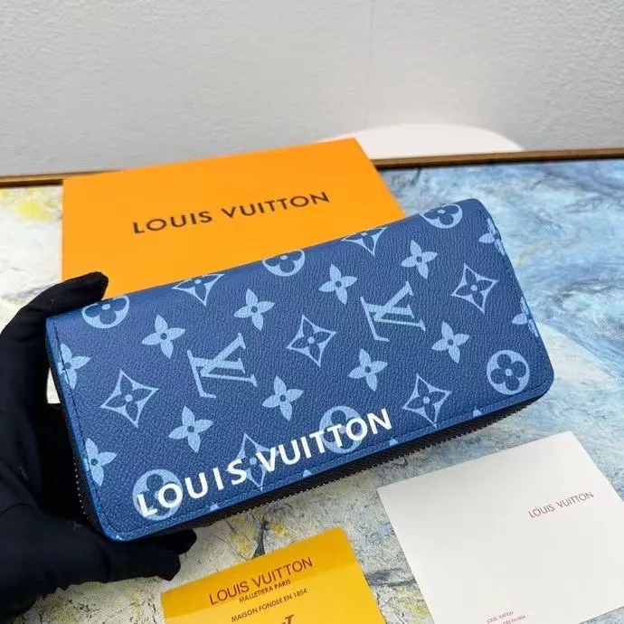 P140 This zipper wallet M82796 is spliced ​​with 63895 new Monogram canvas and the iconic Monogram pattern lining. The vertical Louis Vuitton logo is embellished on it, and the card slot and banknote compartment provide ample space.