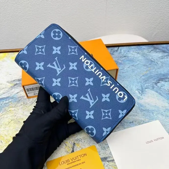 P140 This zipper wallet M82796 is spliced ​​with 63895 new Monogram canvas and the iconic Monogram pattern lining. The vertical Louis Vuitton logo is embellished on it, and the card slot and banknote compartment provide ample space.