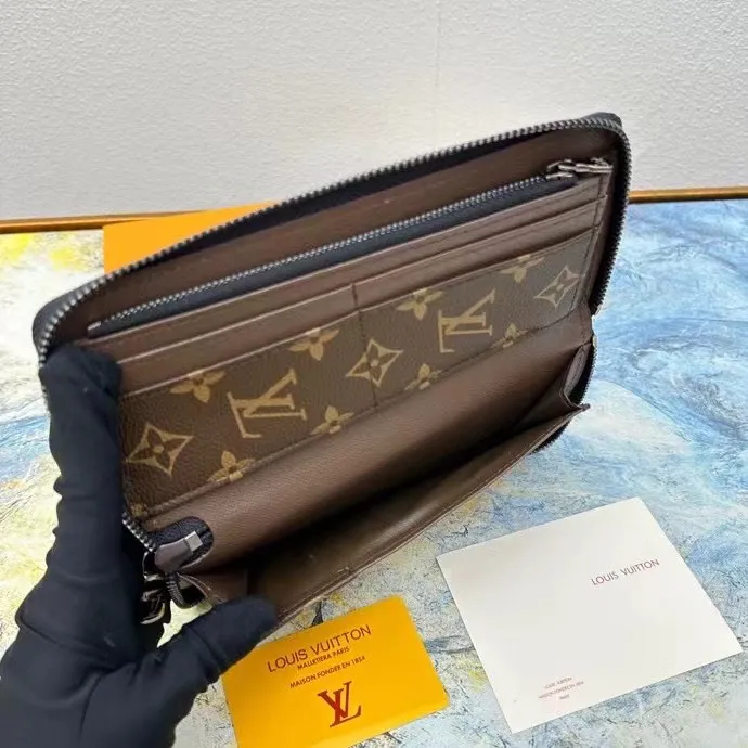 P140 This zipper wallet M82796 is spliced ​​with 63895 new Monogram canvas and the iconic Monogram pattern lining. The vertical Louis Vuitton logo is embellished on it, and the card slot and banknote compartment provide ample space.