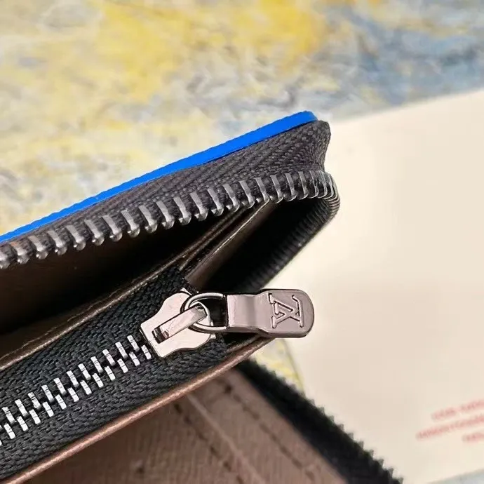 P140 This zipper wallet M82796 is spliced ​​with 63895 new Monogram canvas and the iconic Monogram pattern lining. The vertical Louis Vuitton logo is embellished on it, and the card slot and banknote compartment provide ample space.