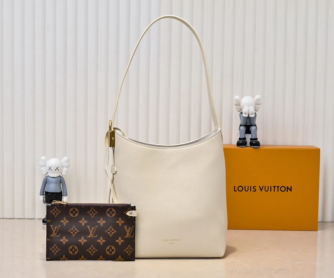 💰Large 150. Small 280💰Upgraded original (imitation original) M24988 M24974 M24856 M25022 M25352 M25353 M25354 This Low Key Hobo handbag is made of smooth cow leather with suede cow leather lining. It can accommodate short wallets, large smartphones, keys and other small items. The shoulder strap is adjustable with a padlock buckle, and a removable Monogram canvas zippered interior pocket keeps it organized. Dimensions: Large 31.0 x 35.0 x 18.0 cm (L x H x W), Small 24.0 x 28.0 x 16.0 cm (L x H x W)