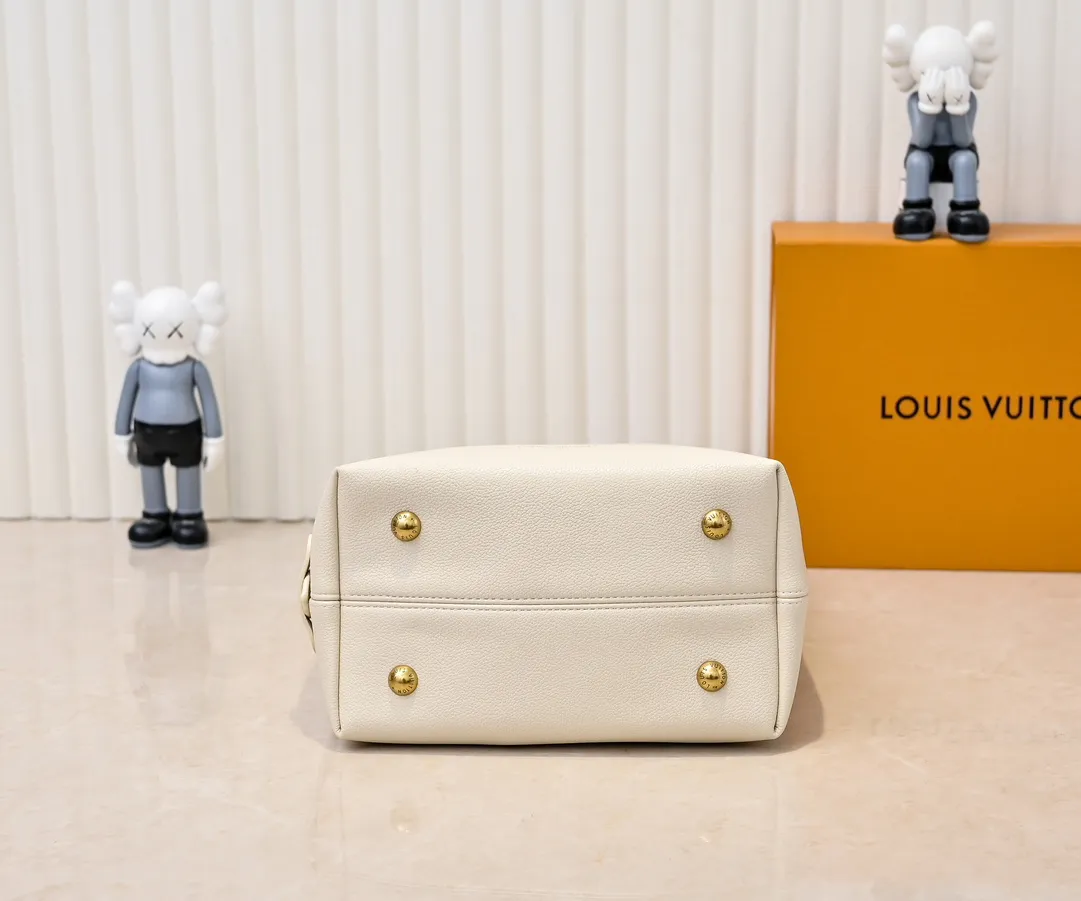 💰Large 150. Small 280💰Upgraded original (imitation original) M24988 M24974 M24856 M25022 M25352 M25353 M25354 This Low Key Hobo handbag is made of smooth cow leather with suede cow leather lining. It can accommodate short wallets, large smartphones, keys and other small items. The shoulder strap is adjustable with a padlock buckle, and a removable Monogram canvas zippered interior pocket keeps it organized. Dimensions: Large 31.0 x 35.0 x 18.0 cm (L x H x W), Small 24.0 x 28.0 x 16.0 cm (L x H x W)
