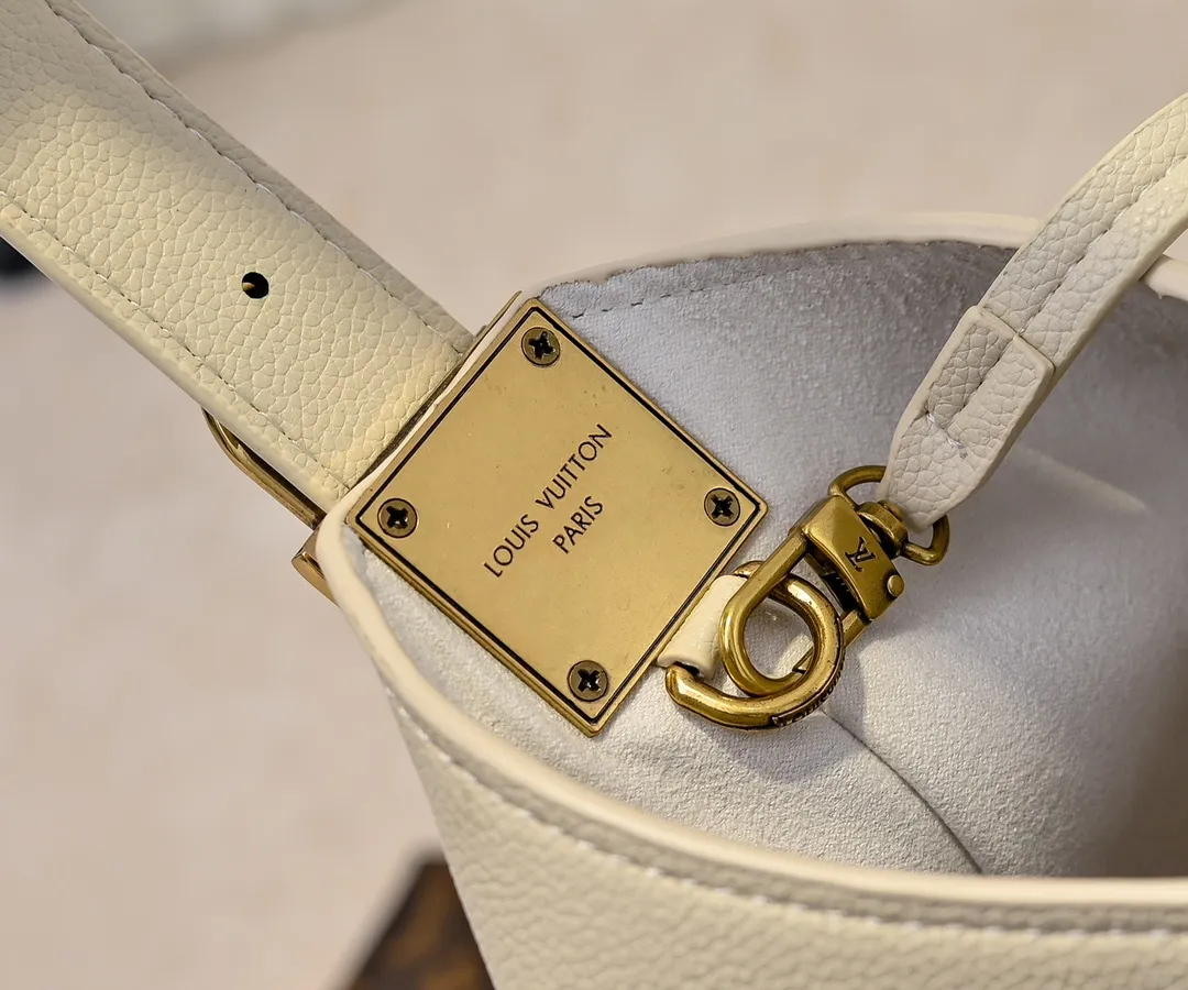 💰Large 150. Small 280💰Upgraded original (imitation original) M24988 M24974 M24856 M25022 M25352 M25353 M25354 This Low Key Hobo handbag is made of smooth cow leather with suede cow leather lining. It can accommodate short wallets, large smartphones, keys and other small items. The shoulder strap is adjustable with a padlock buckle, and a removable Monogram canvas zippered interior pocket keeps it organized. Dimensions: Large 31.0 x 35.0 x 18.0 cm (L x H x W), Small 24.0 x 28.0 x 16.0 cm (L x H x W)
