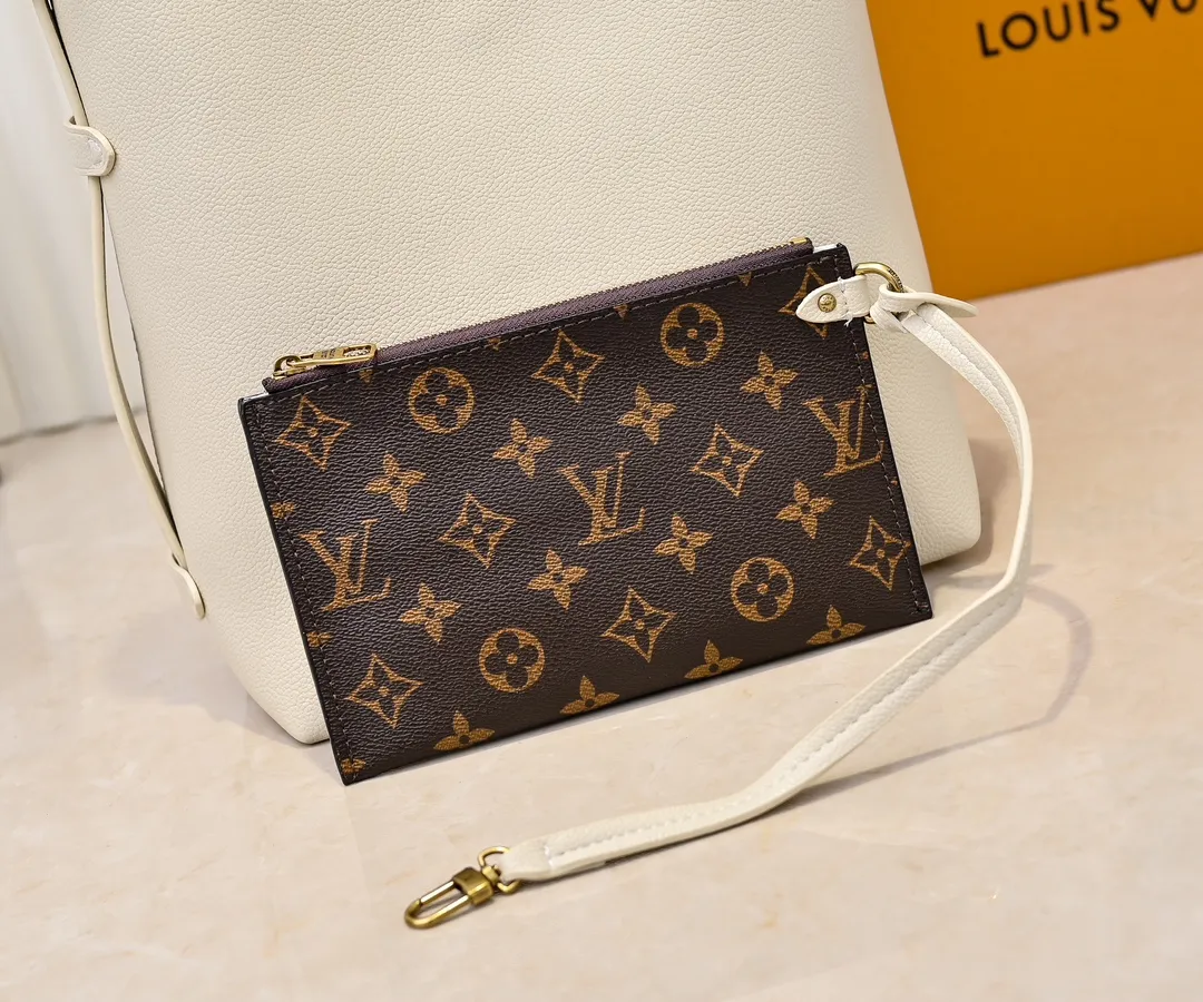💰Large 150. Small 280💰Upgraded original (imitation original) M24988 M24974 M24856 M25022 M25352 M25353 M25354 This Low Key Hobo handbag is made of smooth cow leather with suede cow leather lining. It can accommodate short wallets, large smartphones, keys and other small items. The shoulder strap is adjustable with a padlock buckle, and a removable Monogram canvas zippered interior pocket keeps it organized. Dimensions: Large 31.0 x 35.0 x 18.0 cm (L x H x W), Small 24.0 x 28.0 x 16.0 cm (L x H x W)