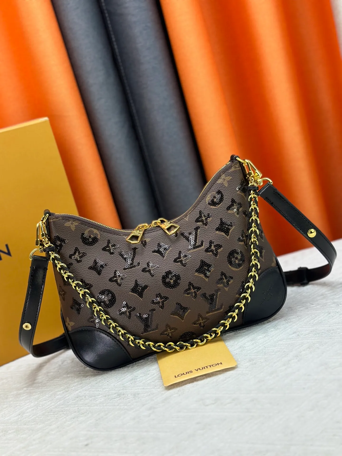 P360 Upgraded original M13224 M12930 M45832 M45831 Chain bag croissant series KOREA PRE-LAUNCH handbag This season's Boulogne bag uses Monogram Amprent leather material to reinterpret a symbolic design that can be used in multiple ways. Like existing designs made of canvas, various styles of items can be produced. Internal flat pocket that can store large-sized smartphones. A new version with a braided chain woven with gold hardware that creates a high-class and strong atmosphere. 16 x 9.5 x 29 cm.