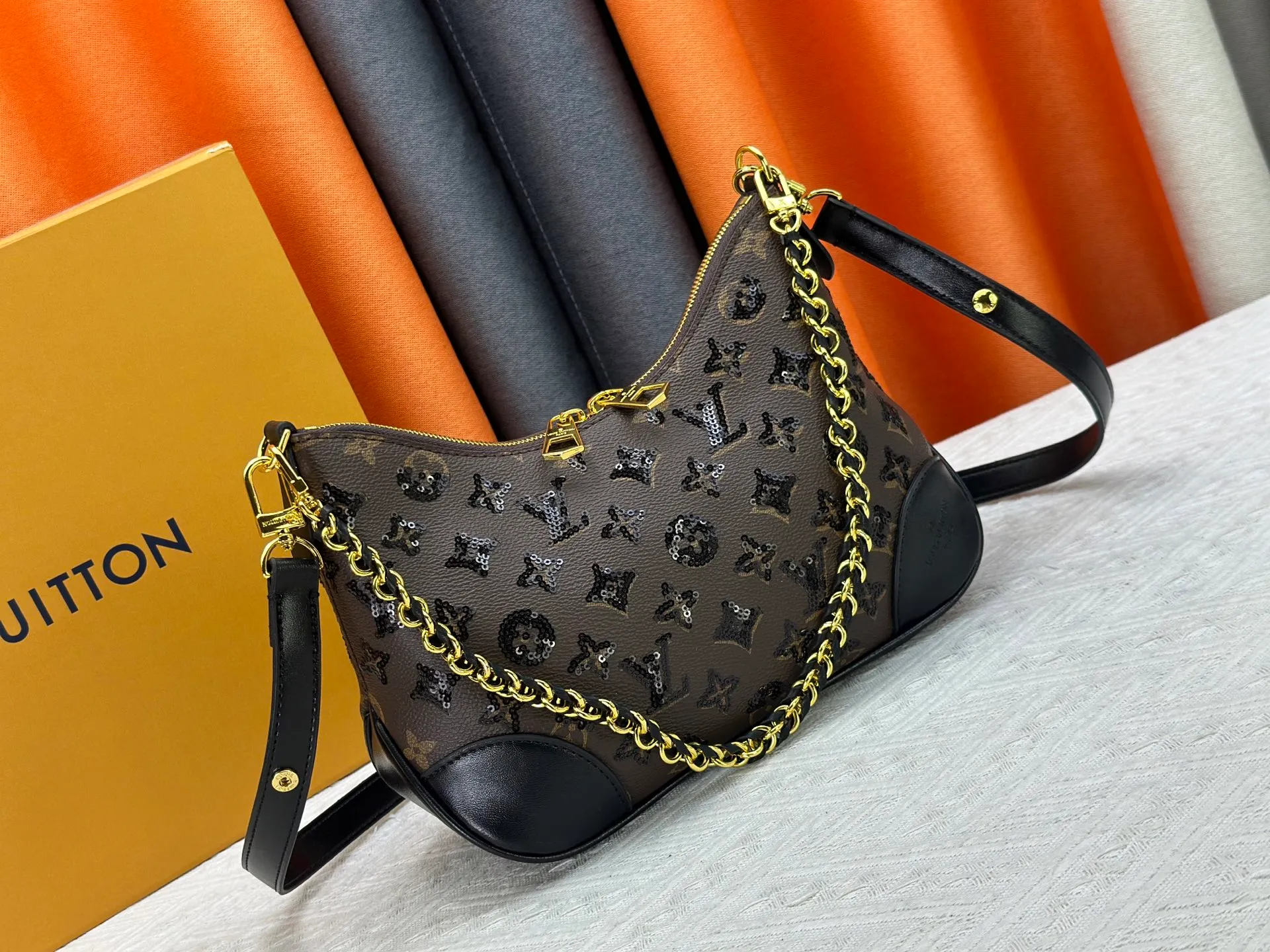 P360 Upgraded original M13224 M12930 M45832 M45831 Chain bag croissant series KOREA PRE-LAUNCH handbag This season's Boulogne bag uses Monogram Amprent leather material to reinterpret a symbolic design that can be used in multiple ways. Like existing designs made of canvas, various styles of items can be produced. Internal flat pocket that can store large-sized smartphones. A new version with a braided chain woven with gold hardware that creates a high-class and strong atmosphere. 16 x 9.5 x 29 cm.
