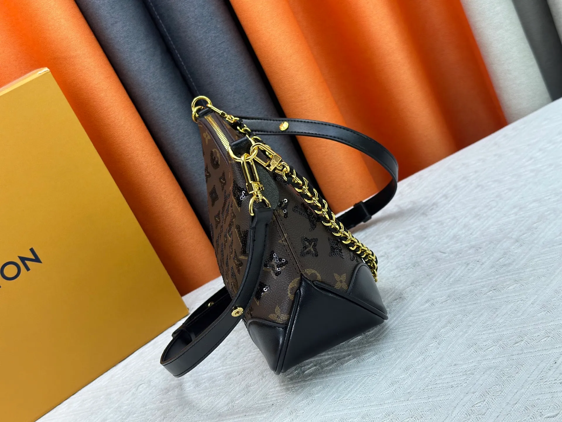 P360 Upgraded original M13224 M12930 M45832 M45831 Chain bag croissant series KOREA PRE-LAUNCH handbag This season's Boulogne bag uses Monogram Amprent leather material to reinterpret a symbolic design that can be used in multiple ways. Like existing designs made of canvas, various styles of items can be produced. Internal flat pocket that can store large-sized smartphones. A new version with a braided chain woven with gold hardware that creates a high-class and strong atmosphere. 16 x 9.5 x 29 cm.