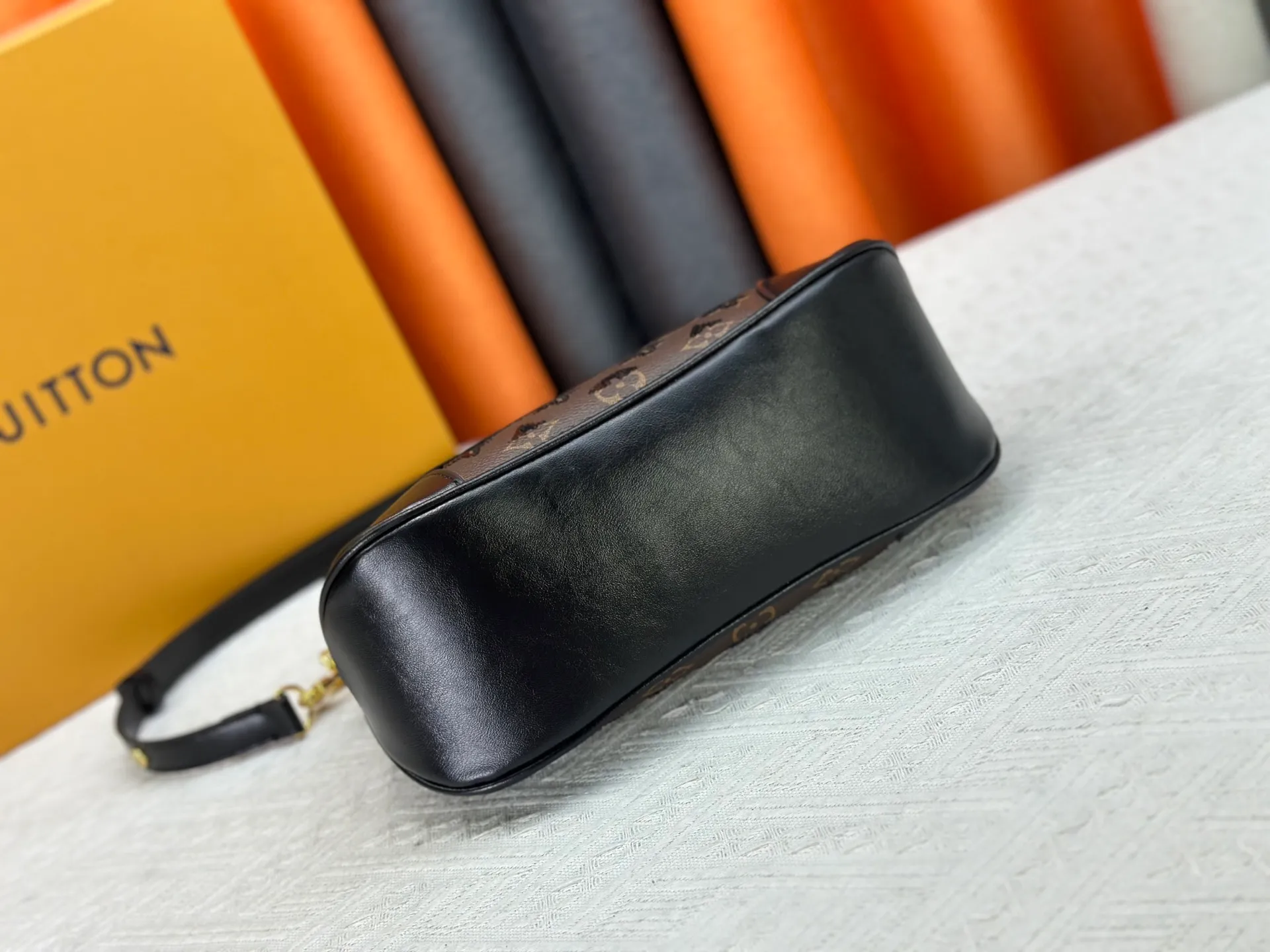 P360 Upgraded original M13224 M12930 M45832 M45831 Chain bag croissant series KOREA PRE-LAUNCH handbag This season's Boulogne bag uses Monogram Amprent leather material to reinterpret a symbolic design that can be used in multiple ways. Like existing designs made of canvas, various styles of items can be produced. Internal flat pocket that can store large-sized smartphones. A new version with a braided chain woven with gold hardware that creates a high-class and strong atmosphere. 16 x 9.5 x 29 cm.