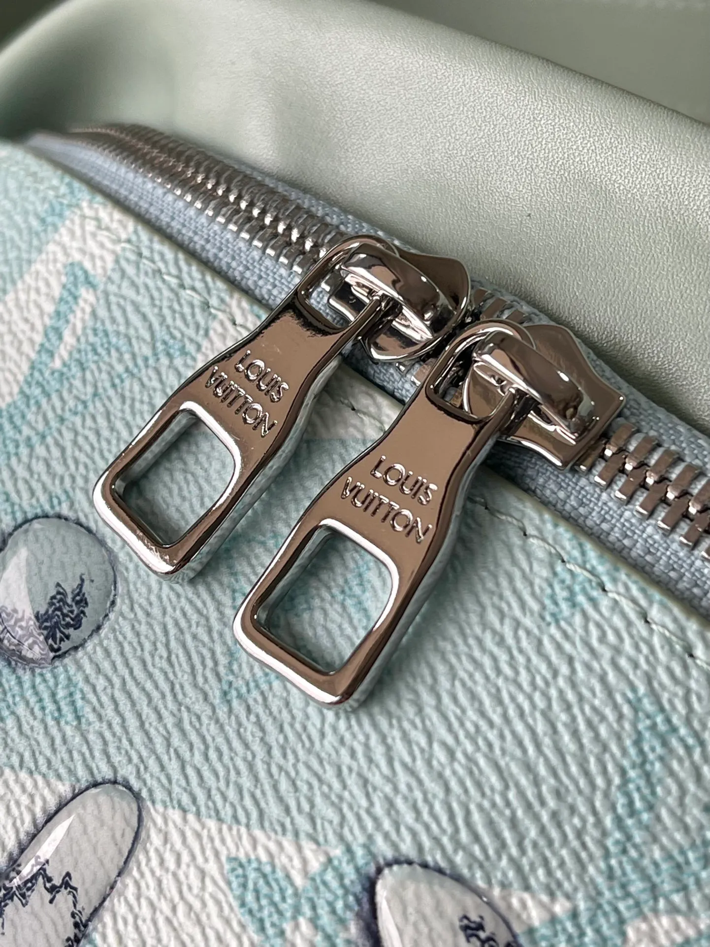 💰900 Top Original M22576 This Discovery waist bag is made of Monogram Aquagarden canvas, which seems to have broken out of the cold seabed. Creative inkjet technology creates a three-dimensional water drop look, giving the LV letters and Monogram flowers a surreal style. The adjustable belt also allows for hand-carrying and shoulder-carrying options. size：44x15x9cm