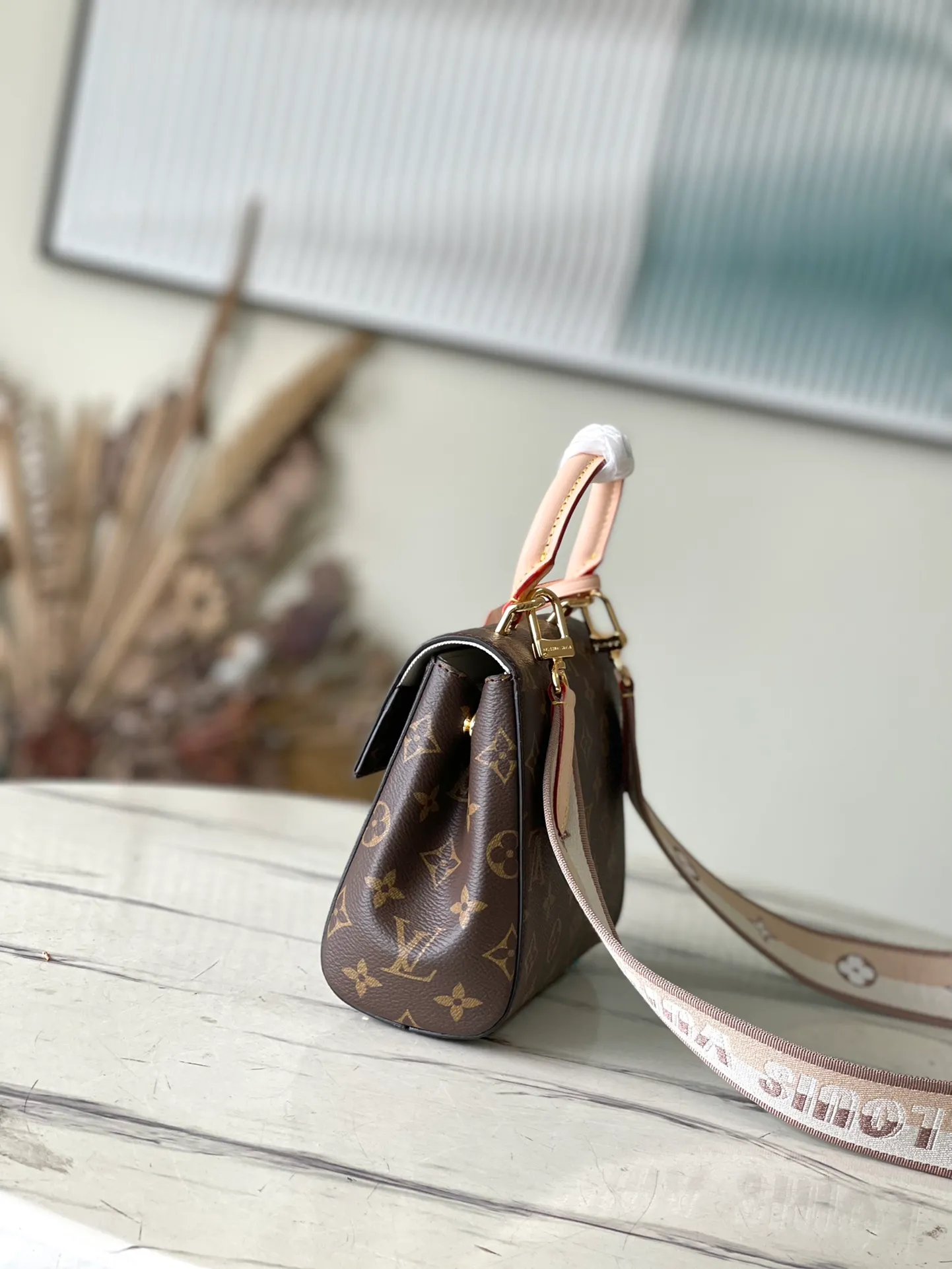 💰800 Top Original M46055 handbag’s pure structure and silhouette will never go out of style, and the strap adopts the bright colors that are popular nowadays. The Louis Vuitton logo declares the brand's identity, and the Cluny handbag is very practical and is an ideal business bag. The top handle can meet the different requirements of hand carry and elbow carry, and the removable shoulder strap can also meet the requirements of shoulder carrying. Magnetic clasp keeps personal finances safely stored. 20x 16x 7.5cm