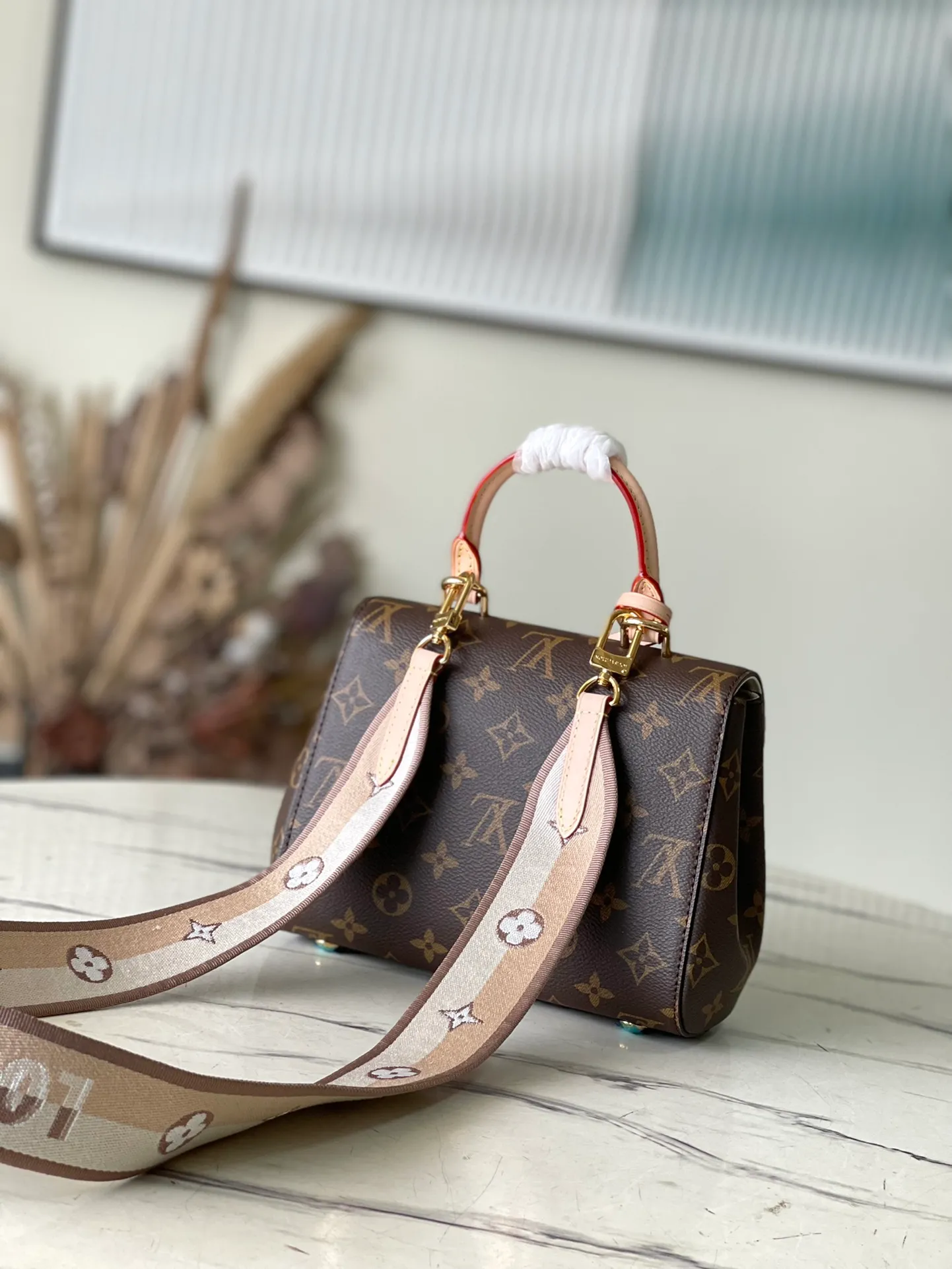💰800 Top Original M46055 handbag’s pure structure and silhouette will never go out of style, and the strap adopts the bright colors that are popular nowadays. The Louis Vuitton logo declares the brand's identity, and the Cluny handbag is very practical and is an ideal business bag. The top handle can meet the different requirements of hand carry and elbow carry, and the removable shoulder strap can also meet the requirements of shoulder carrying. Magnetic clasp keeps personal finances safely stored. 20x 16x 7.5cm