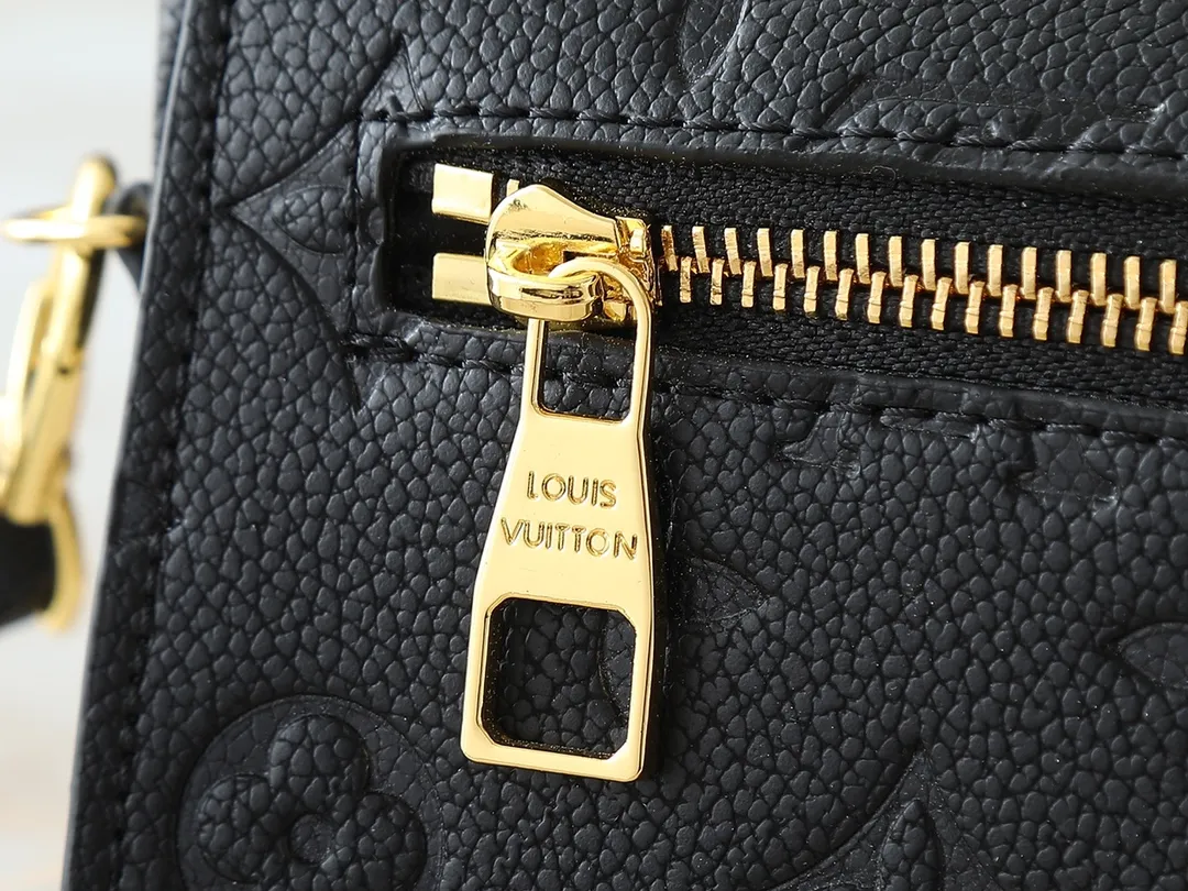 💰220💰Upgraded from the original M47045 M23940 M46595 M22942 M23081 M46596 M46279 This Pochette Métis East West handbag is made of Monogram Empreinte embossed leather, showing the fusion of brand style and modern elements. The traditional S-lock clasp and detachable short chain have a metallic sheen, and the sophisticated construction includes a neat interior and adjustable shoulder straps for easy urban mobility. Dimensions: 21.5 x 13.5 x 6.0 cm (length x height x width)
