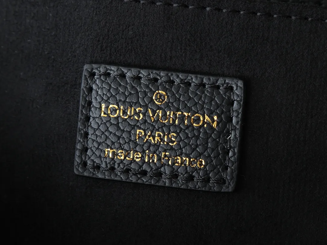 💰220💰Upgraded from the original M47045 M23940 M46595 M22942 M23081 M46596 M46279 This Pochette Métis East West handbag is made of Monogram Empreinte embossed leather, showing the fusion of brand style and modern elements. The traditional S-lock clasp and detachable short chain have a metallic sheen, and the sophisticated construction includes a neat interior and adjustable shoulder straps for easy urban mobility. Dimensions: 21.5 x 13.5 x 6.0 cm (length x height x width)