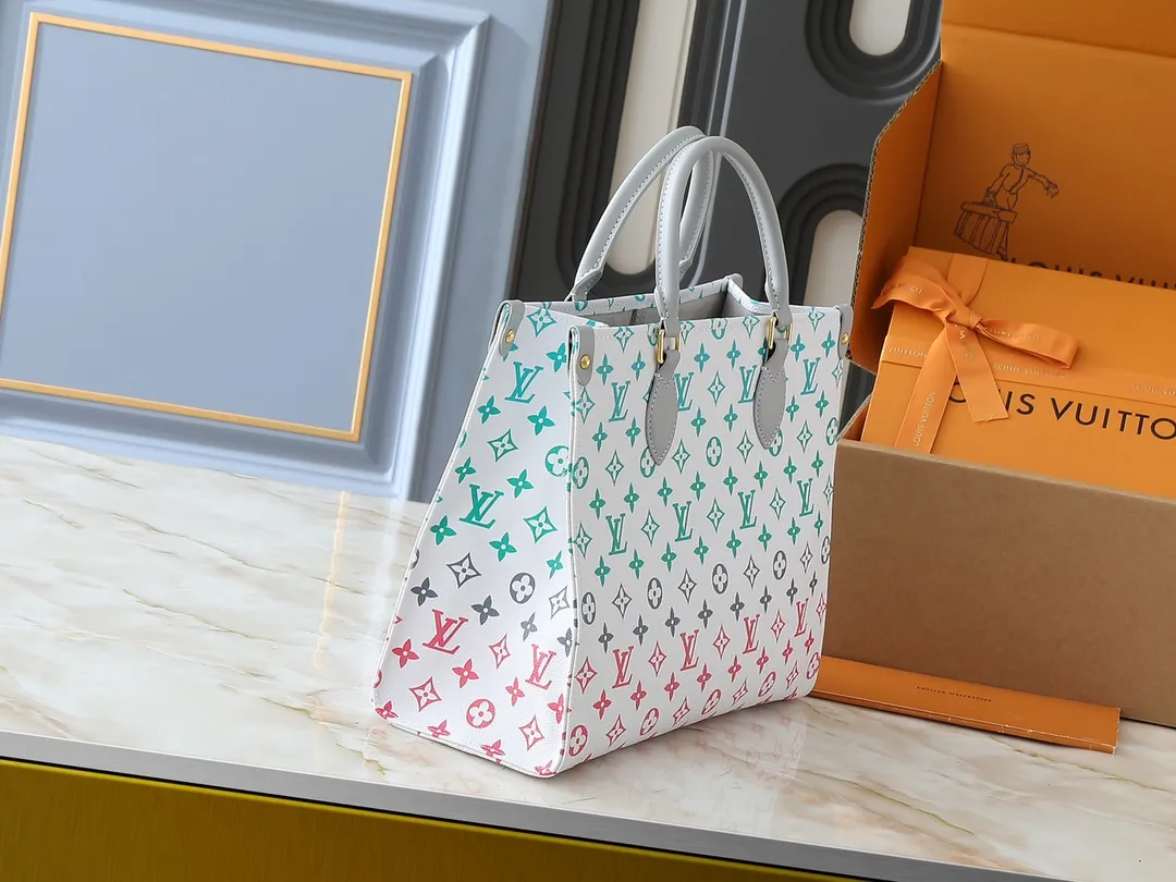💰260💰Upgraded original version 🔥New style🔥M45039 M45321 M44571 This Onthego medium handbag combines classic Monogram canvas and Monogram Reverse canvas on both sides to present completely different styles. Toron's dual handles and shoulder strap allow for a variety of carrying options. Dimensions: 34.0 x 26.0 x 13.0 cm (length x height x width)