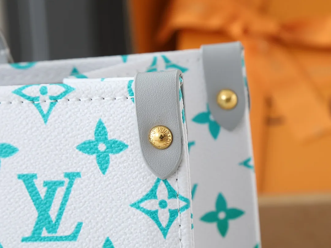 💰260💰Upgraded original version 🔥New style🔥M45039 M45321 M44571 This Onthego medium handbag combines classic Monogram canvas and Monogram Reverse canvas on both sides to present completely different styles. Toron's dual handles and shoulder strap allow for a variety of carrying options. Dimensions: 34.0 x 26.0 x 13.0 cm (length x height x width)