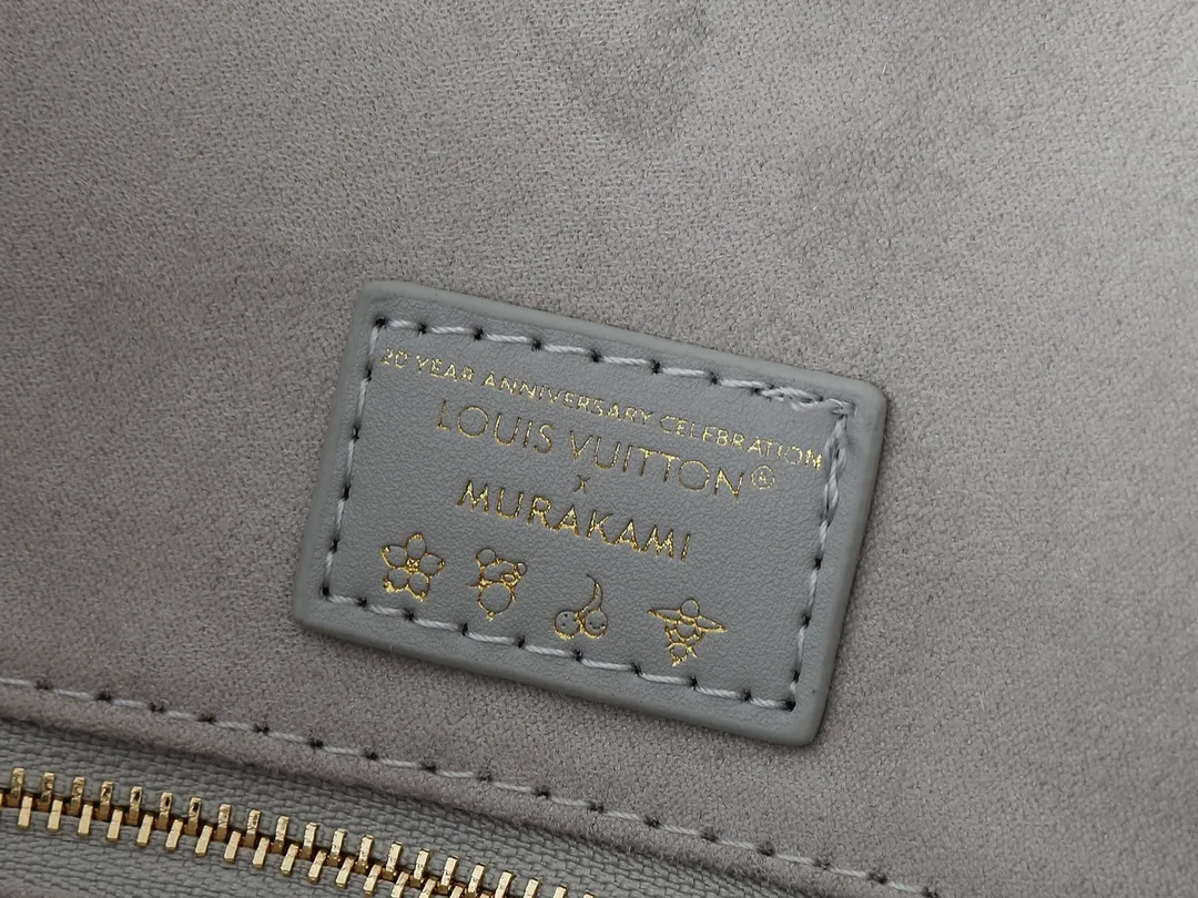 💰260💰Upgraded original version 🔥New style🔥M45039 M45321 M44571 This Onthego medium handbag combines classic Monogram canvas and Monogram Reverse canvas on both sides to present completely different styles. Toron's dual handles and shoulder strap allow for a variety of carrying options. Dimensions: 34.0 x 26.0 x 13.0 cm (length x height x width)