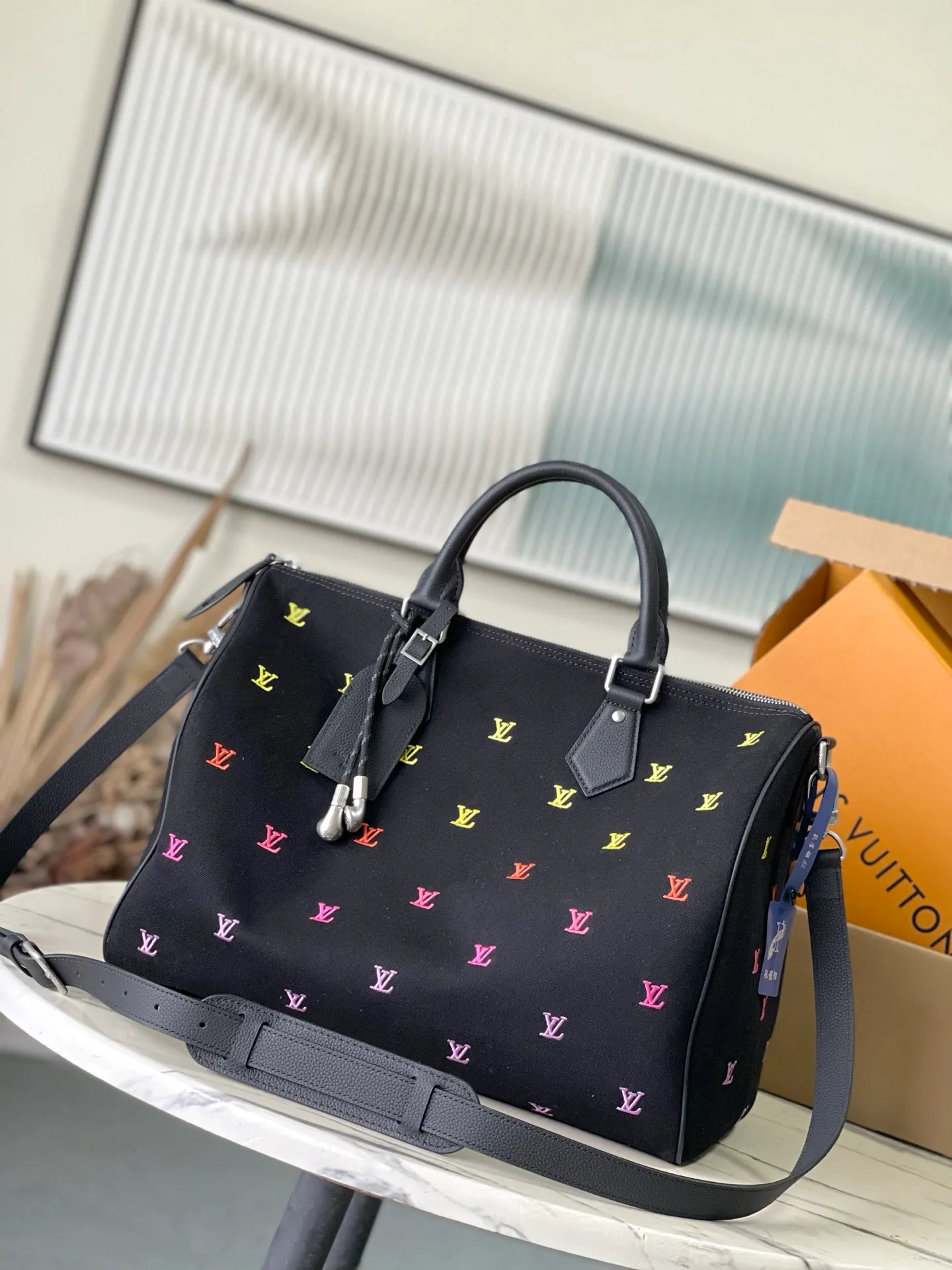 💰1340 (top layer leather) top original single M14136 LV Blason Denim translates music into Pharrell Williams’ fashion language, bringing a refined touch to Speedy 40 Bandoulière. Embroidered LV initials in changing colors adorn the black washed denim base. In addition to the traditional removable leather name tag, the bag also features a removable headphone charm. Dimensions: 40 x 26 x 23 cm