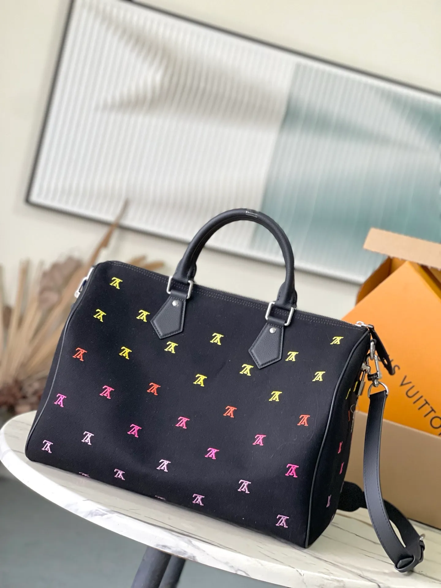 💰1340 (top layer leather) top original single M14136 LV Blason Denim translates music into Pharrell Williams’ fashion language, bringing a refined touch to Speedy 40 Bandoulière. Embroidered LV initials in changing colors adorn the black washed denim base. In addition to the traditional removable leather name tag, the bag also features a removable headphone charm. Dimensions: 40 x 26 x 23 cm