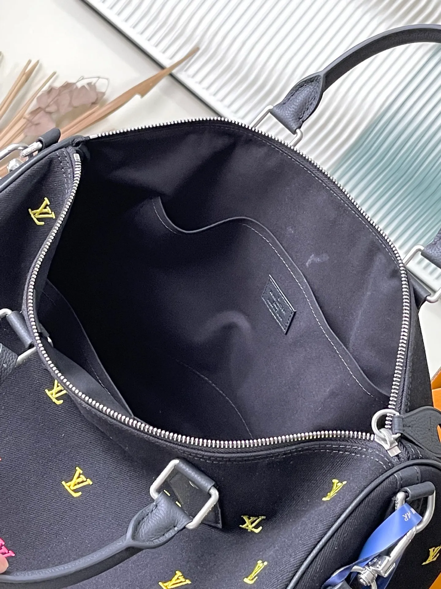 💰1340 (top layer leather) top original single M14136 LV Blason Denim translates music into Pharrell Williams’ fashion language, bringing a refined touch to Speedy 40 Bandoulière. Embroidered LV initials in changing colors adorn the black washed denim base. In addition to the traditional removable leather name tag, the bag also features a removable headphone charm. Dimensions: 40 x 26 x 23 cm