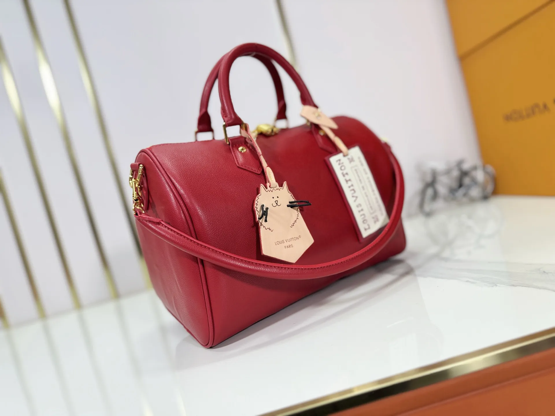 P260 M25766 M24424 M24425 Size: 30×21×17CM [SPEEDY SOFT 30 handbag] This Speedy Soft 30 is from the LV Travels With Grace Coddington series. It is made of rich-toned cow leather with metal parts and a fun cat-shaped key bag. Removable name tag features Grace Coddington's handwriting.