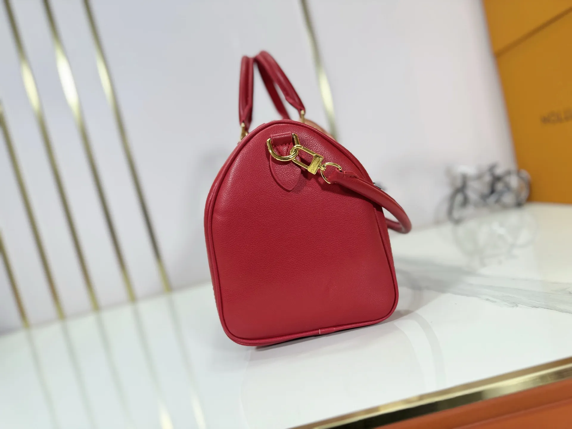 P260 M25766 M24424 M24425 Size: 30×21×17CM [SPEEDY SOFT 30 handbag] This Speedy Soft 30 is from the LV Travels With Grace Coddington series. It is made of rich-toned cow leather with metal parts and a fun cat-shaped key bag. Removable name tag features Grace Coddington's handwriting.