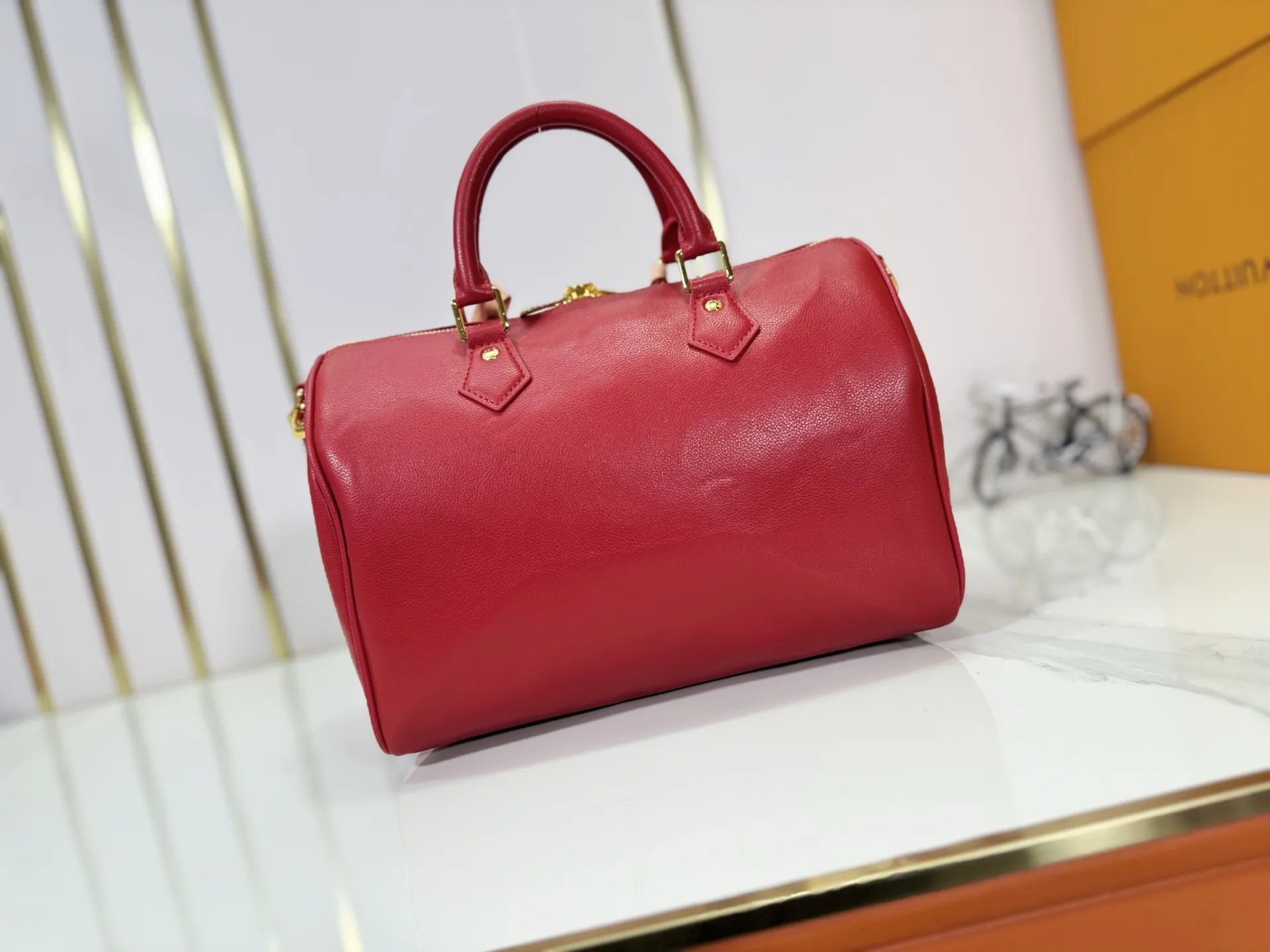 P260 M25766 M24424 M24425 Size: 30×21×17CM [SPEEDY SOFT 30 handbag] This Speedy Soft 30 is from the LV Travels With Grace Coddington series. It is made of rich-toned cow leather with metal parts and a fun cat-shaped key bag. Removable name tag features Grace Coddington's handwriting.