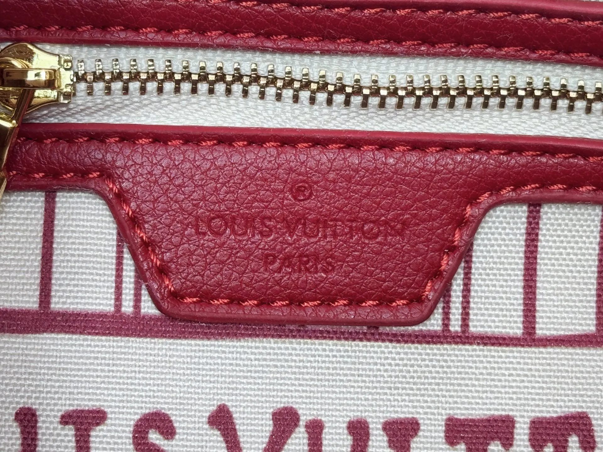 P260 M25766 M24424 M24425 Size: 30×21×17CM [SPEEDY SOFT 30 handbag] This Speedy Soft 30 is from the LV Travels With Grace Coddington series. It is made of rich-toned cow leather with metal parts and a fun cat-shaped key bag. Removable name tag features Grace Coddington's handwriting.