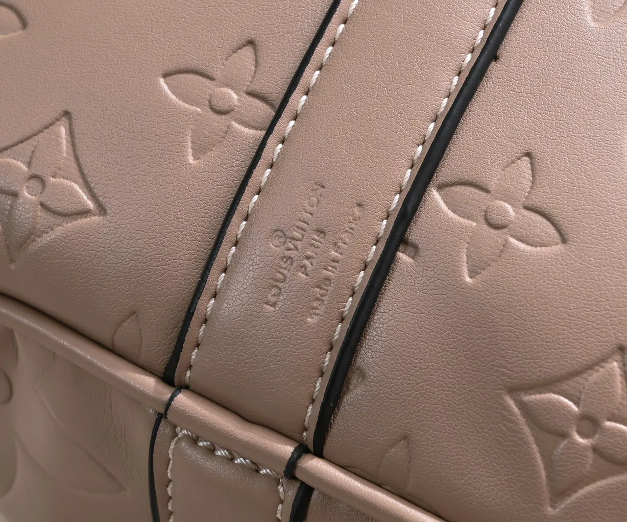 Batch 440💰N44810 45532 Upgraded version 45cm imported first-layer cowhide black embossed large flower travel bag N41416 45532 Keepall is a classic of the Louis Vuitton travel bag series. This large Keepall in Monogram is spacious and comes with a removable leather shoulder strap. 45x 27×20cm (Length x Height x Width) - Monogram natural cowhide leather binding - Double zipper closure - Leather handles - Detachable leather shoulder strap - Detachable leather ID holder - All steel hardware - With padlock