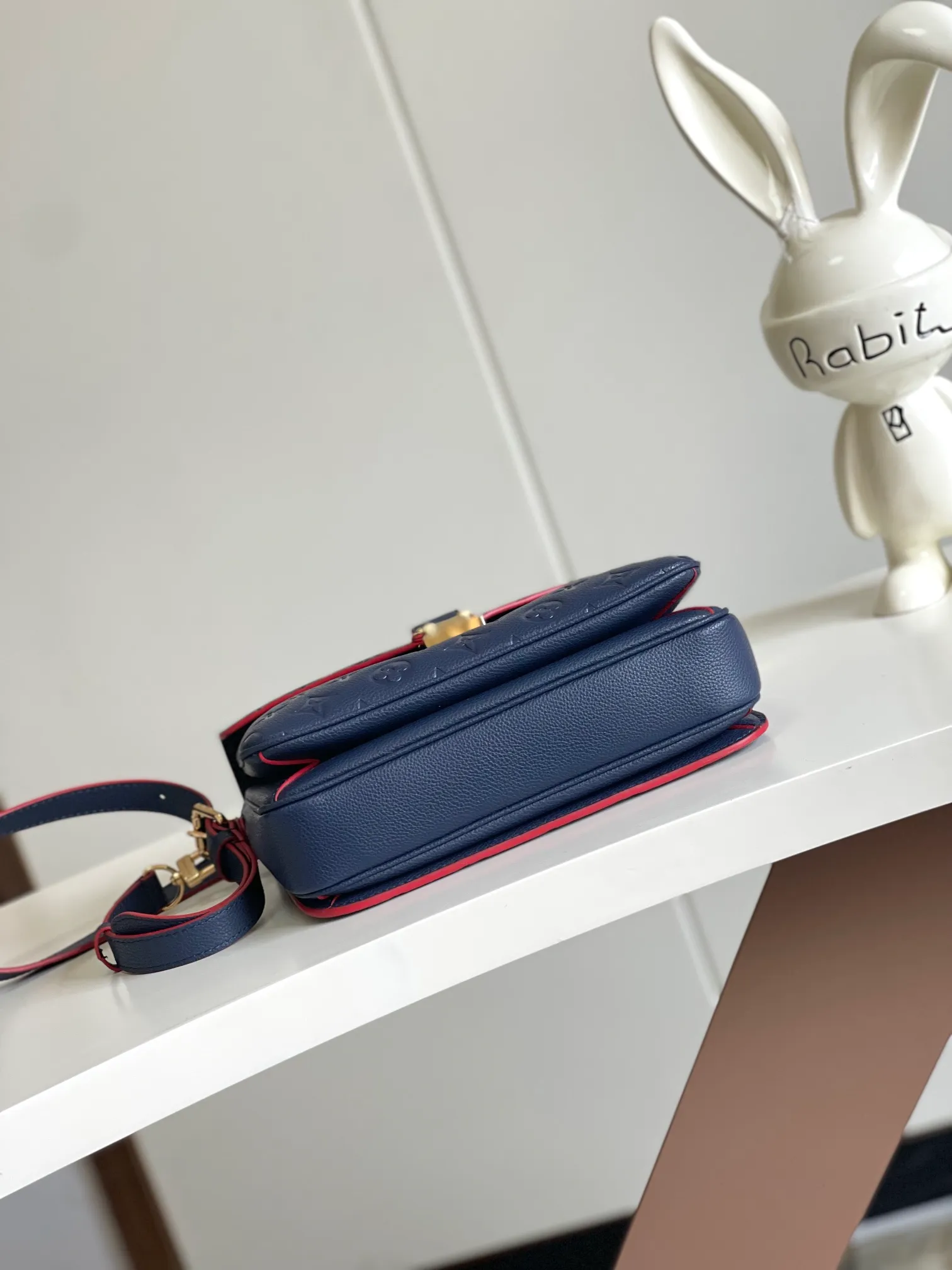 P1300 [Top original item, unique home photo, dynamic chip] [Metis messenger bag] M47142 blue M40780M46552M41487 M44071 M12711 M44881 The latest version of the top-notch version on the market is shipped. The three-dimensional shape and exquisite internal design allow this handbag to hold all daily essentials, while the Monogram Empreinte leather adds a sense of elegance to it. Compact size with multiple practical pockets and compartments. Special S-shaped steel lock with original vacuum nano-plating technology. Feel free to feel the quality as shown in the picture. Access the counter at will. Size: 25 x 19 x 9cm.