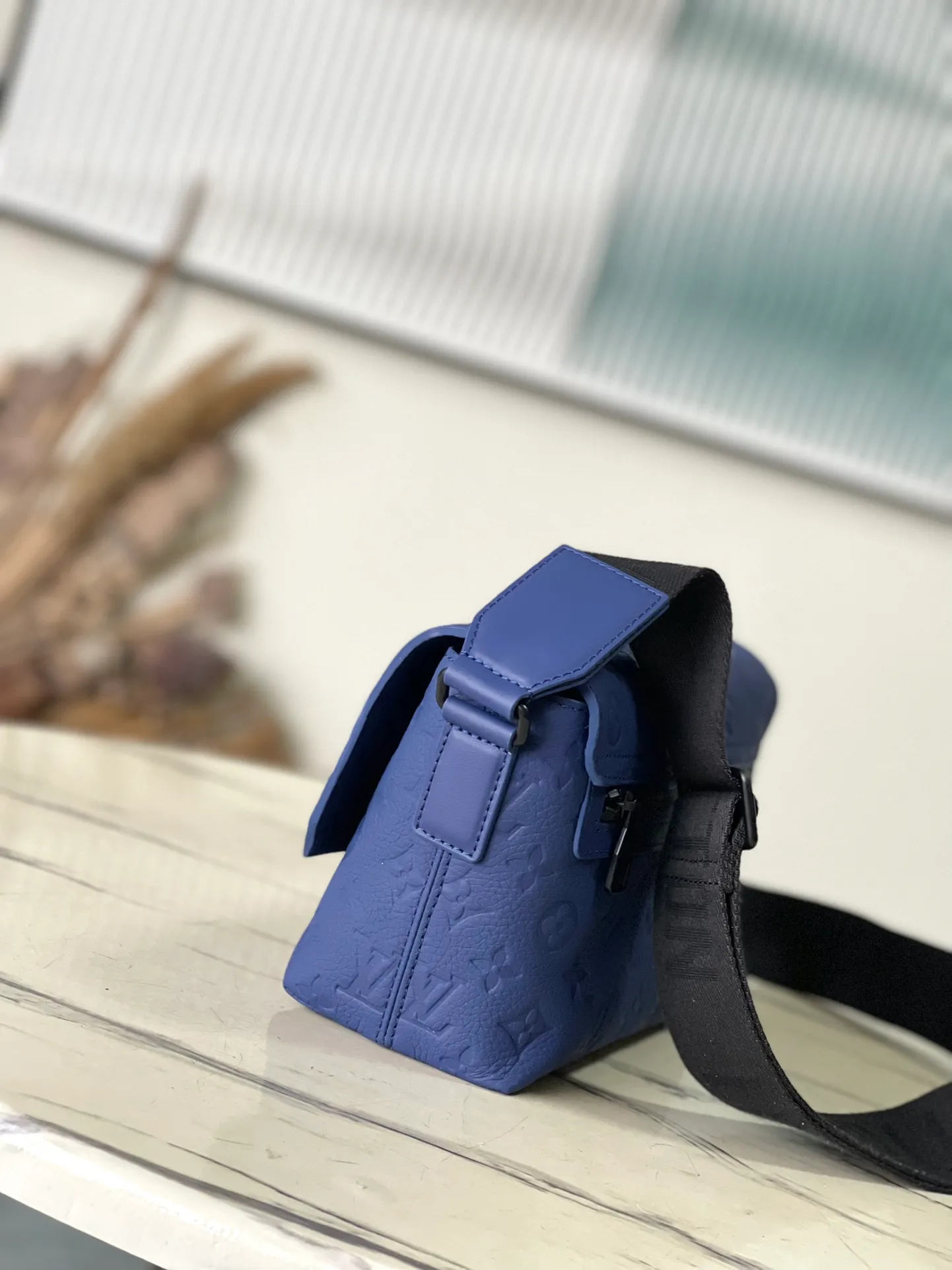 💰1200 (top-grain leather) top original order M11692 This S-Cape messenger bag is made of Monogram embossed Taurillon cow leather with cow leather trim. It shows a trendy style with its unique structure and S-lock lock design. The outer zippered back pocket makes it easy to access frequently used items, and the adjustable LV jacquard shoulder strap allows for comfortable shoulder and cross-body wear. Dimensions: 28 × 16 × 10 cm