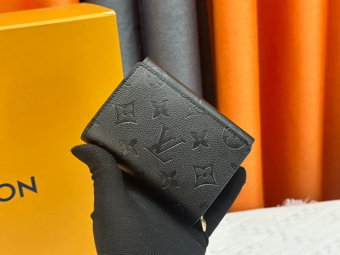 P160, Wallet [Metis Short Wallet-] M80880 Black (Embossed) Inheriting the inspiration of the Métis leather goods series, the soft Monogram Empreinte leather is embossed with the classic Monogram pattern. The pocket S-lock lock secures the flap, continuing the classic Louis Vuitton hard case elements. The elegant construction offers ample interior space, including a zipped accordion coin pocket, patch pockets and card slots.  Dimensions: 11.5 x 8.5 x 4.0 cm