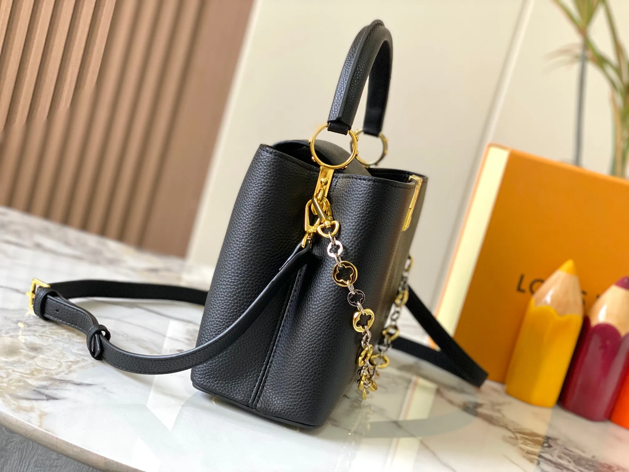 Top original P480 Guangzhou goods 🇫🇷M12938 This Capucines medium handbag is from the ChainOnYou series, using Taurillon cow leather to focus on the brand's ingenuity and sophisticated craftsmanship. The jewelry-style double-plated chain is embellished with Monogram flowers, and the rounded LV letters and metal parts add elegant touches. Whether worn cross-body, hand-carried or shoulder-carried, it can display elegant style. Size:31.5×20×11cm
