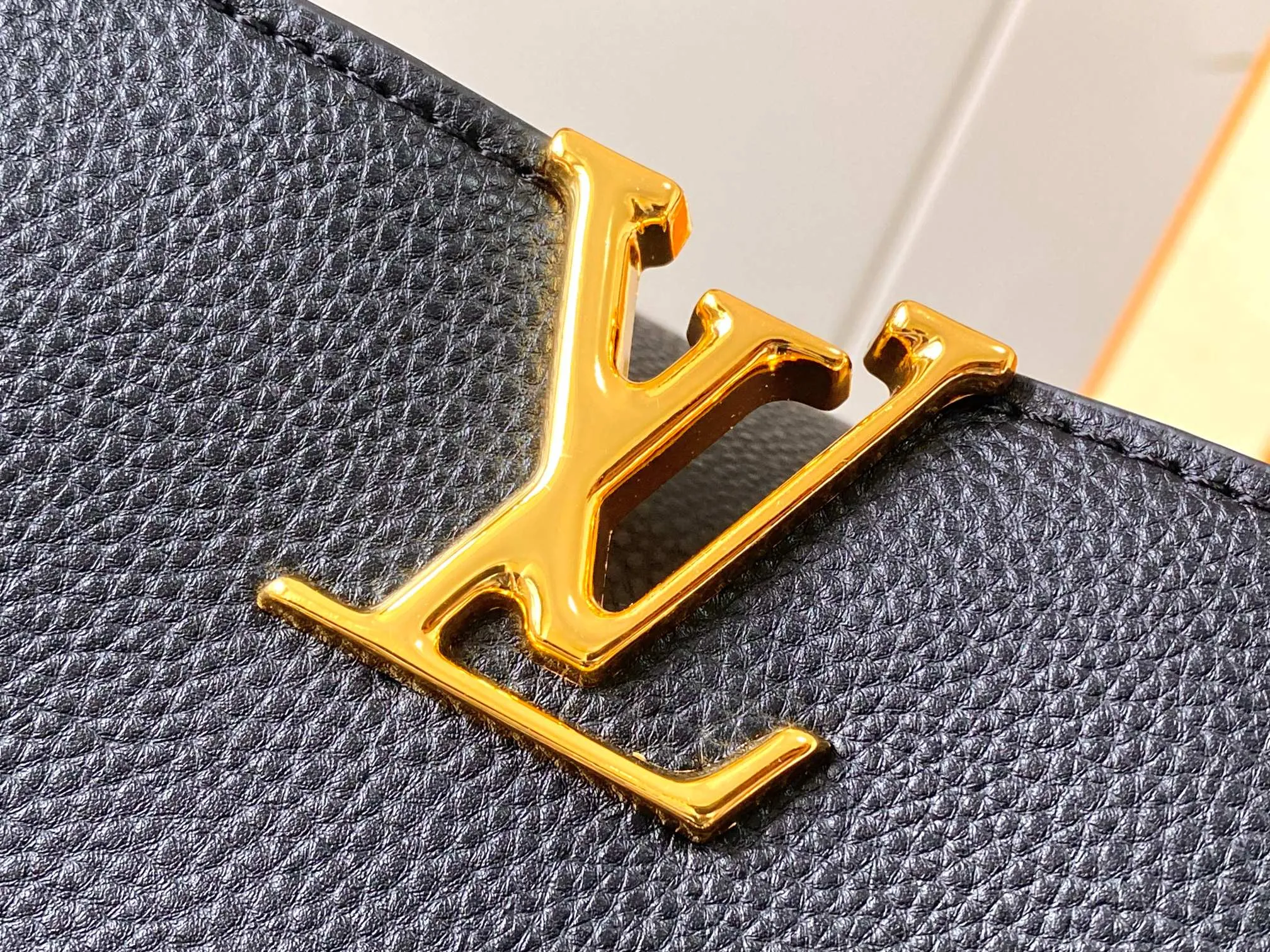 Top original P480 Guangzhou goods 🇫🇷M12938 This Capucines medium handbag is from the ChainOnYou series, using Taurillon cow leather to focus on the brand's ingenuity and sophisticated craftsmanship. The jewelry-style double-plated chain is embellished with Monogram flowers, and the rounded LV letters and metal parts add elegant touches. Whether worn cross-body, hand-carried or shoulder-carried, it can display elegant style. Size:31.5×20×11cm