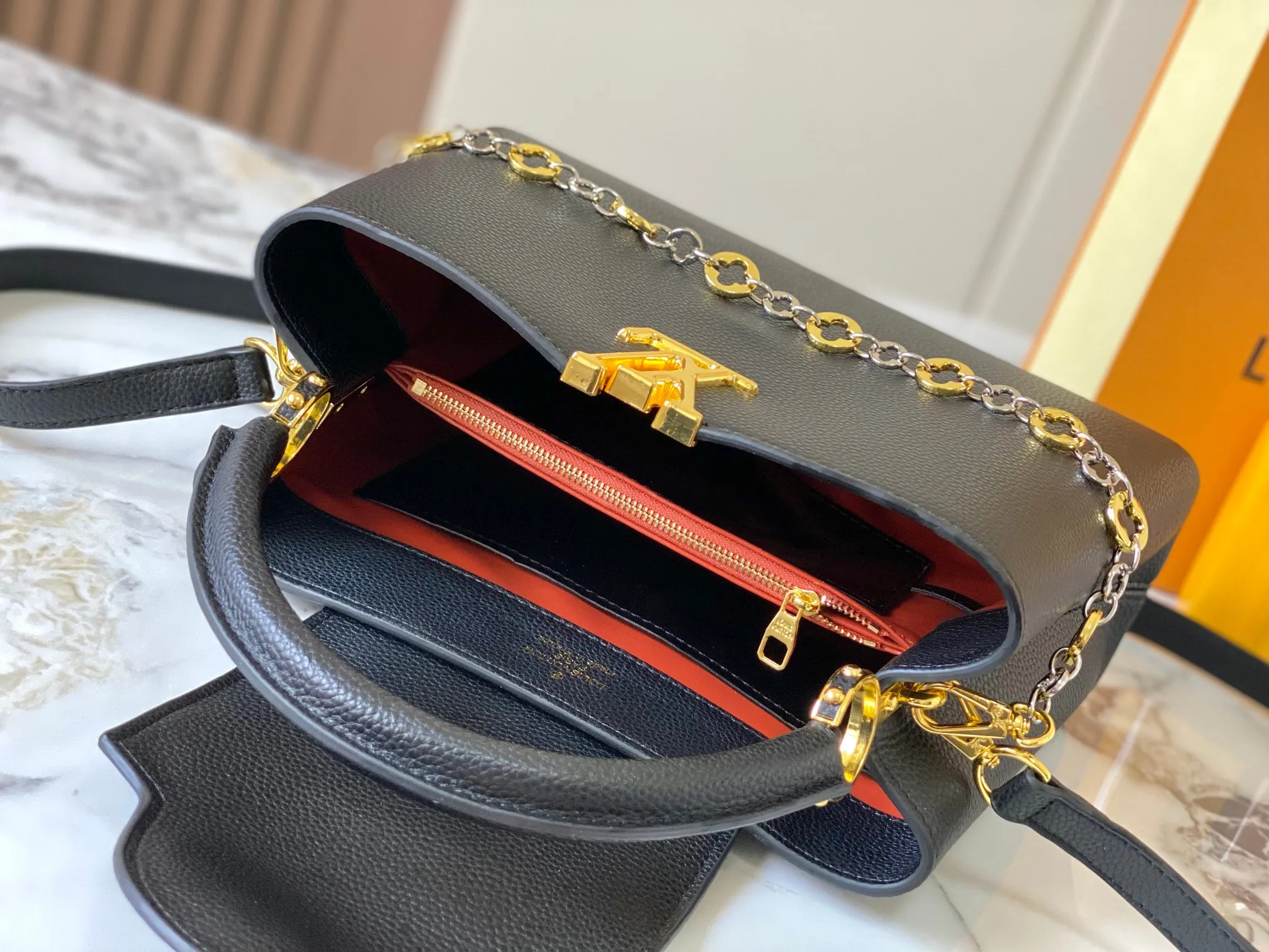 Top original P480 Guangzhou goods 🇫🇷M12938 This Capucines medium handbag is from the ChainOnYou series, using Taurillon cow leather to focus on the brand's ingenuity and sophisticated craftsmanship. The jewelry-style double-plated chain is embellished with Monogram flowers, and the rounded LV letters and metal parts add elegant touches. Whether worn cross-body, hand-carried or shoulder-carried, it can display elegant style. Size:31.5×20×11cm