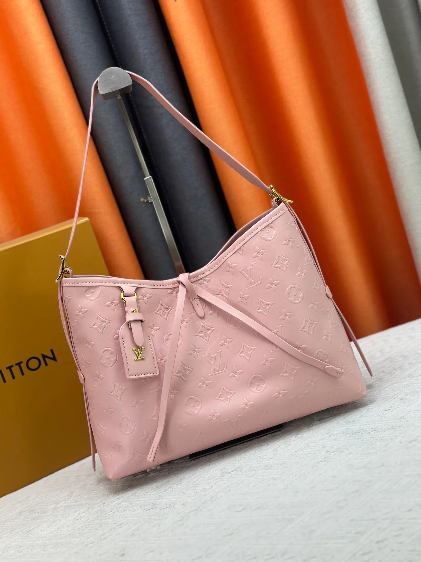 P260 Upgraded original [CarryAll small handbag] M46289 M46288 M46293 M46203 small handbag is made of Monogram canvas and leather trim, making it a personal companion for urban life. The generous construction has a neat interior and a large interior pocket adds a functional element. Monogram canvas zippered clutch secured with leather strap. Dimensions: Small 29x24x12 cm