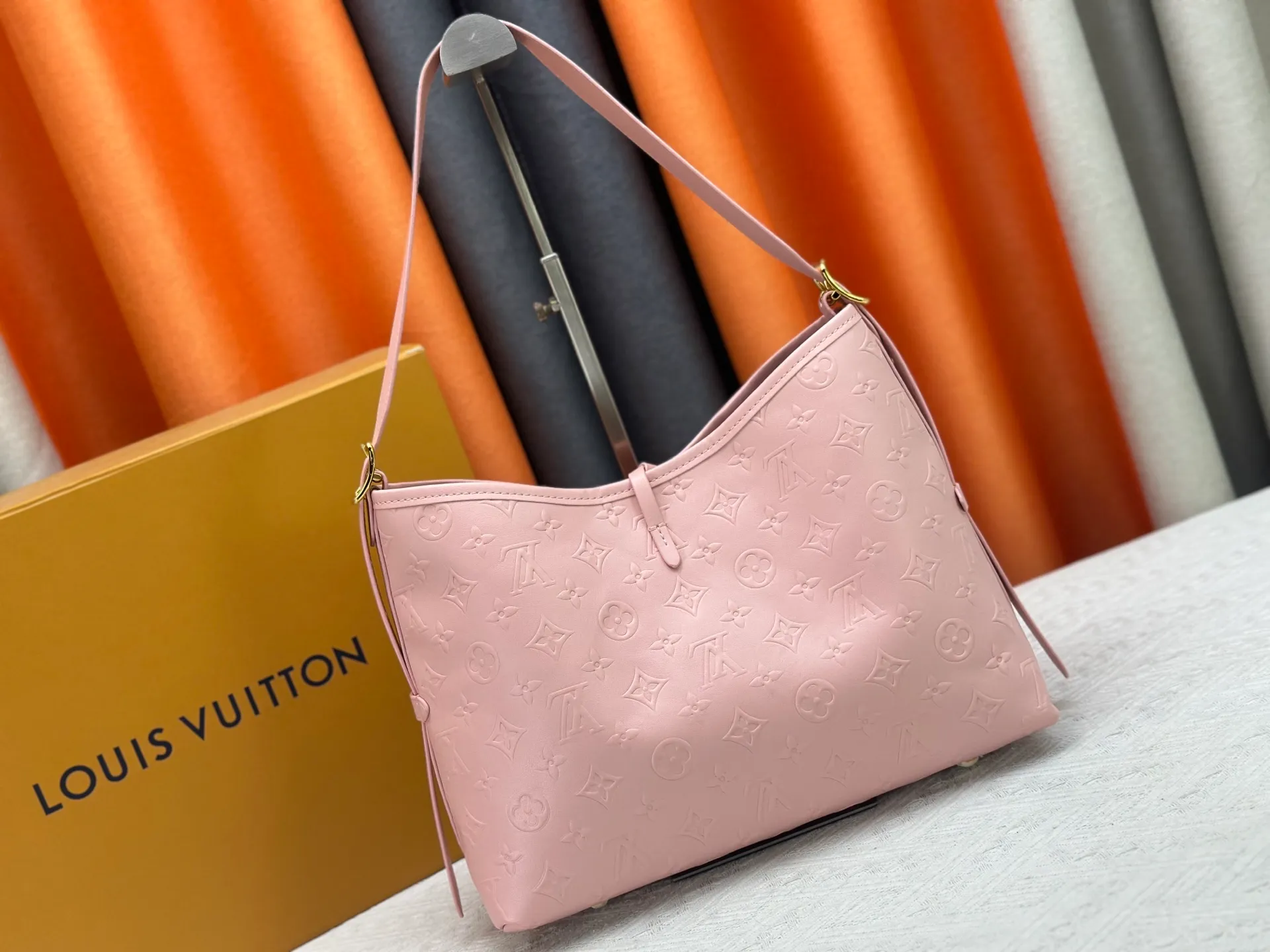 P260 Upgraded original [CarryAll small handbag] M46289 M46288 M46293 M46203 small handbag is made of Monogram canvas and leather trim, making it a personal companion for urban life. The generous construction has a neat interior and a large interior pocket adds a functional element. Monogram canvas zippered clutch secured with leather strap. Dimensions: Small 29x24x12 cm