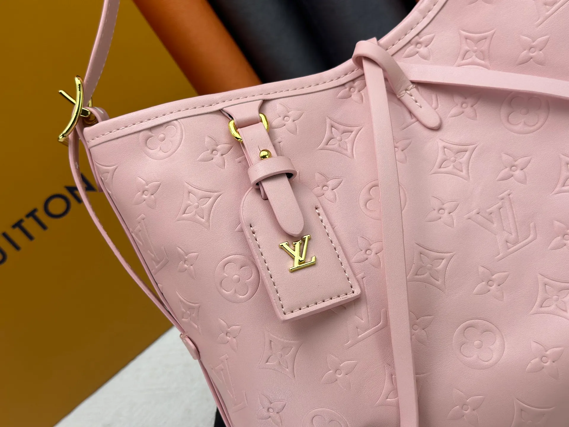 P260 Upgraded original [CarryAll small handbag] M46289 M46288 M46293 M46203 small handbag is made of Monogram canvas and leather trim, making it a personal companion for urban life. The generous construction has a neat interior and a large interior pocket adds a functional element. Monogram canvas zippered clutch secured with leather strap. Dimensions: Small 29x24x12 cm