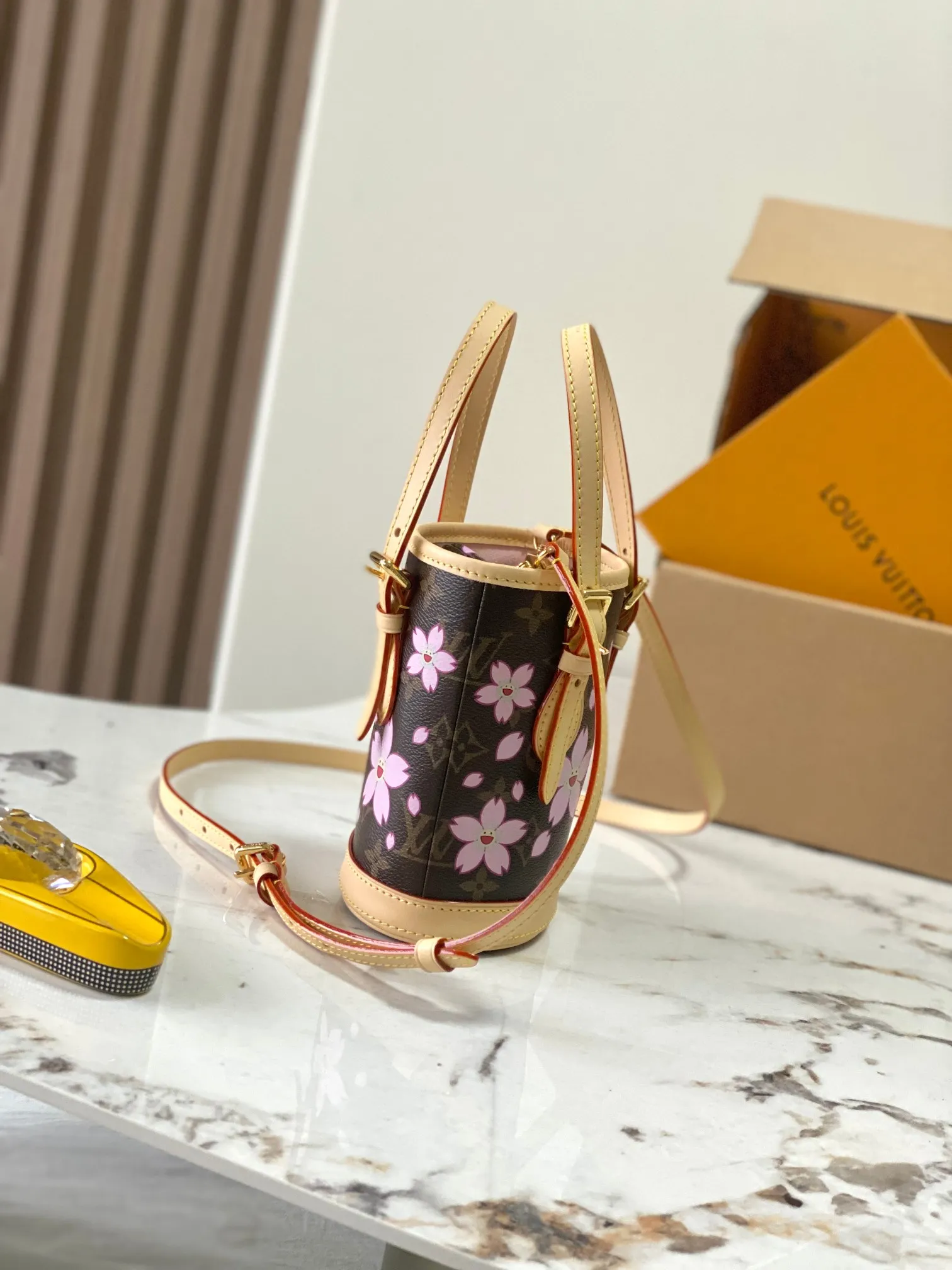 p1640 [Special grade MB163c chip version original leather] This TM NANO BUCKET handbag Model: M13417 Presbyopia Material: A-grade all-steel hardware, imported original fabric Packaging: Full set of original duty-free MB packaging Size: 17x13x9cm