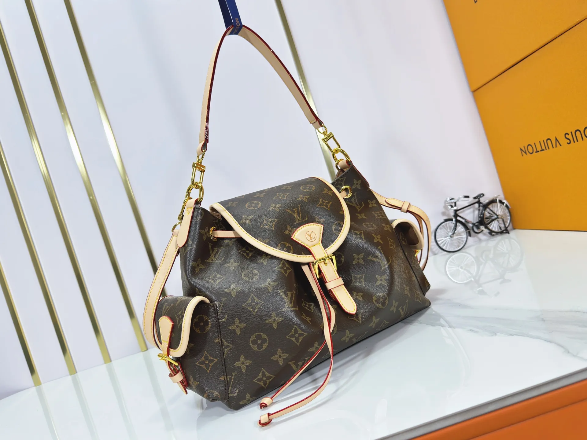 P280 M25085 M45501 upgraded original LV has been planted again! One shoulder ❥. Japanese second-hand vintagev presbyopic Takashi Murakami limited edition Vivian LV presbyopic limited edition! Super beautiful! Many Internet celebrities and trendy people are carrying this bag on one shoulder and across the body. It looks simple and looks very classy when paired with it! Really fascinated by the appearance. Size: 32*11*23cm