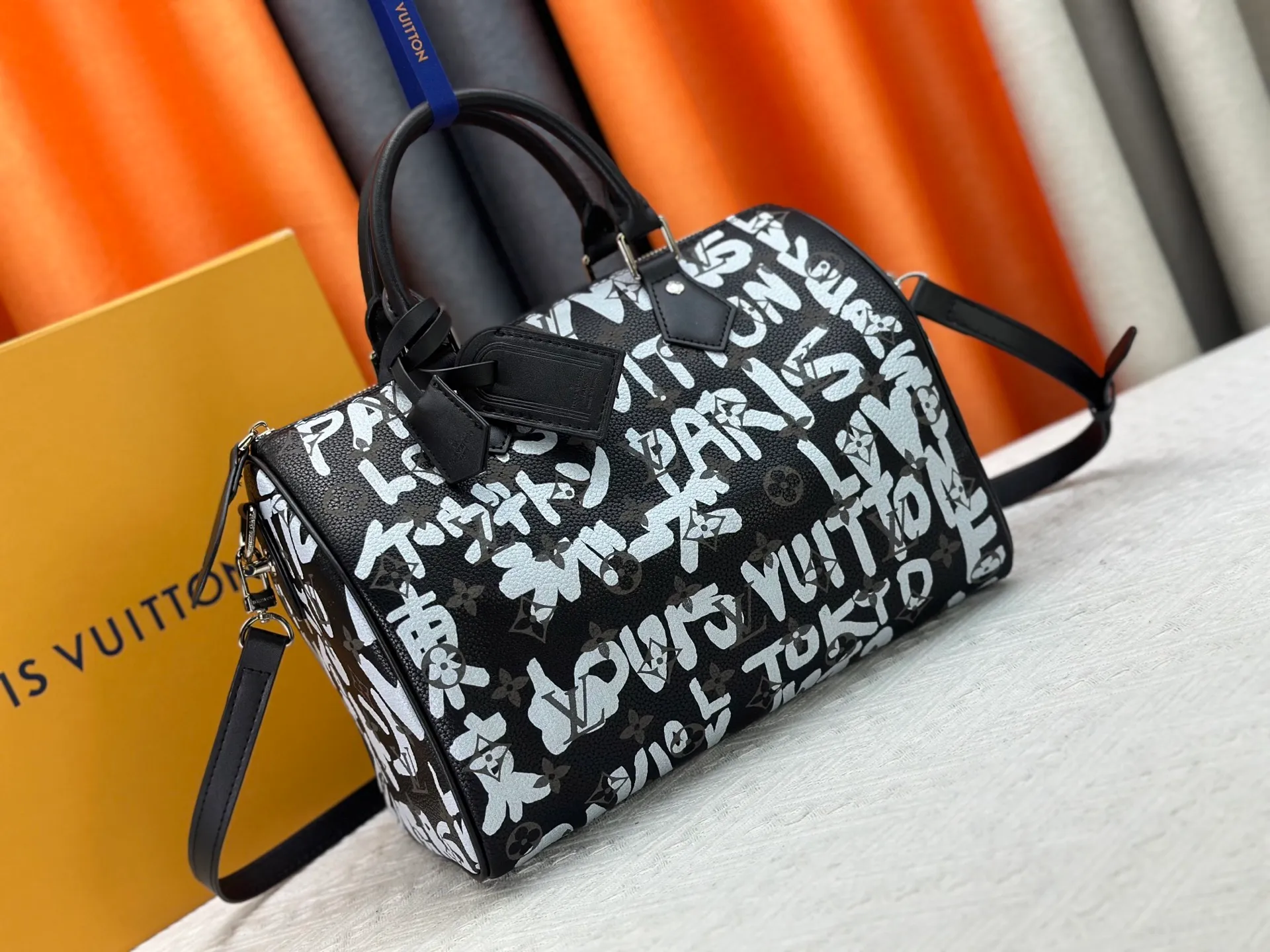 P320 upgraded original M26174 M26175 M26176 M26178 M26180 M24424 LV Speedy 30 Graffiti Pillow Bag Travel Bag Logo-level eye-catching texture and elegant temperament, casual and versatile, which is also the main reason why I bought it. With the soft and tender lambskin material, in short, it can handle various styles of commuting and leisure bags, and it is not a loss. Dimensions: 30×21x17