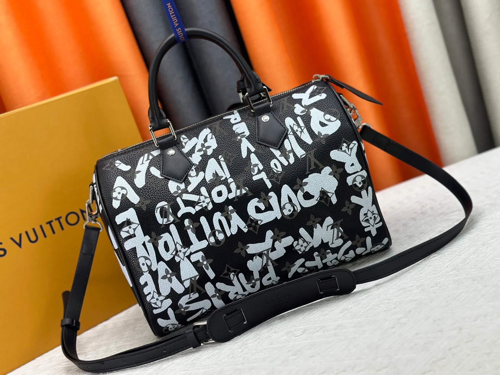 P320 upgraded original M26174 M26175 M26176 M26178 M26180 M24424 LV Speedy 30 Graffiti Pillow Bag Travel Bag Logo-level eye-catching texture and elegant temperament, casual and versatile, which is also the main reason why I bought it. With the soft and tender lambskin material, in short, it can handle various styles of commuting and leisure bags, and it is not a loss. Dimensions: 30×21x17