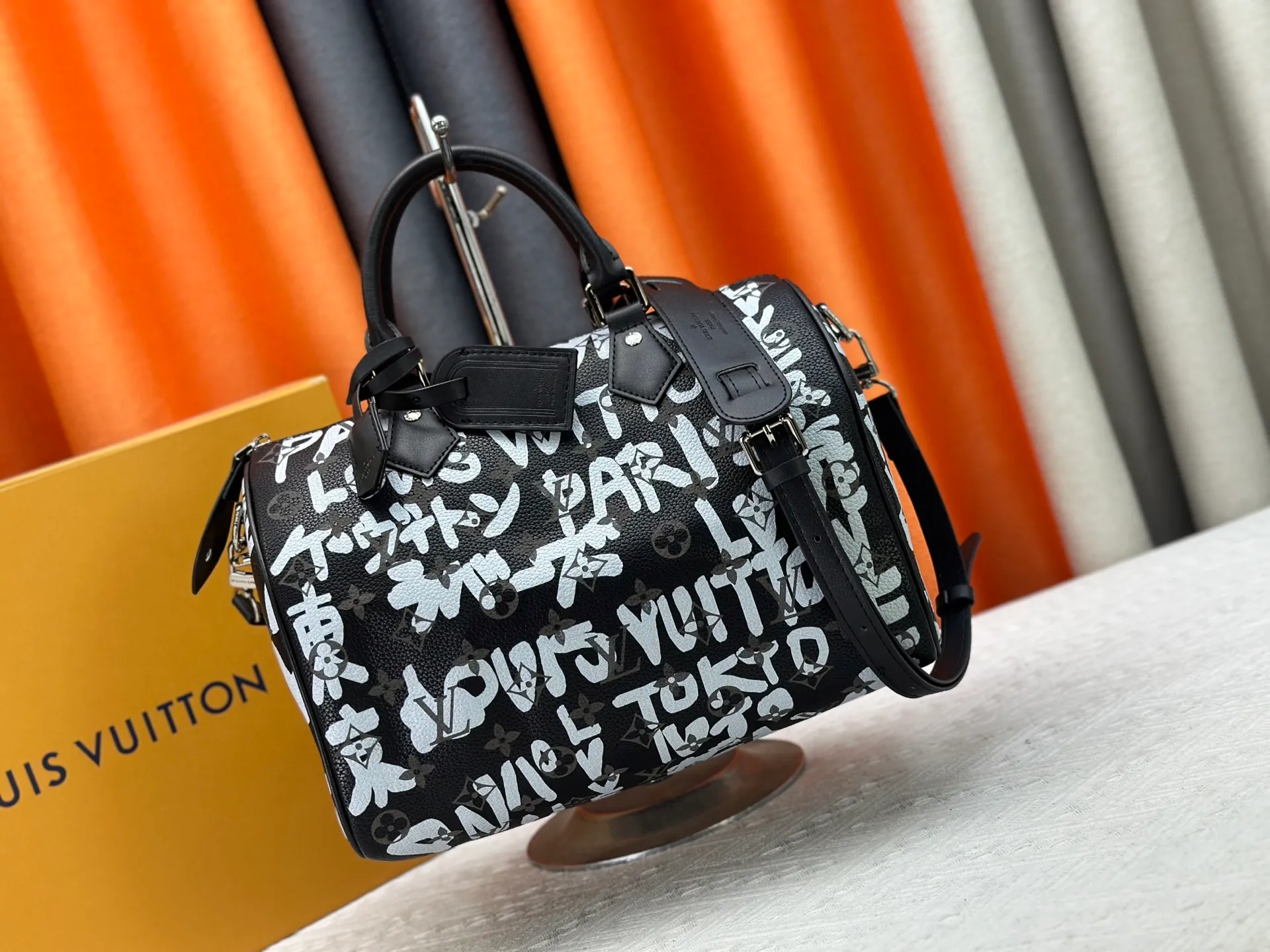P320 upgraded original M26174 M26175 M26176 M26178 M26180 M24424 LV Speedy 30 Graffiti Pillow Bag Travel Bag Logo-level eye-catching texture and elegant temperament, casual and versatile, which is also the main reason why I bought it. With the soft and tender lambskin material, in short, it can handle various styles of commuting and leisure bags, and it is not a loss. Dimensions: 30×21x17
