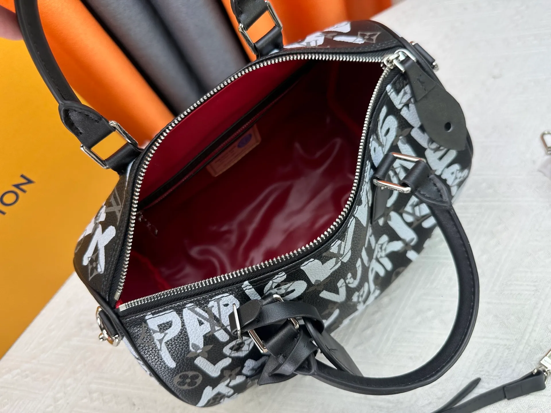 P320 upgraded original M26174 M26175 M26176 M26178 M26180 M24424 LV Speedy 30 Graffiti Pillow Bag Travel Bag Logo-level eye-catching texture and elegant temperament, casual and versatile, which is also the main reason why I bought it. With the soft and tender lambskin material, in short, it can handle various styles of commuting and leisure bags, and it is not a loss. Dimensions: 30×21x17