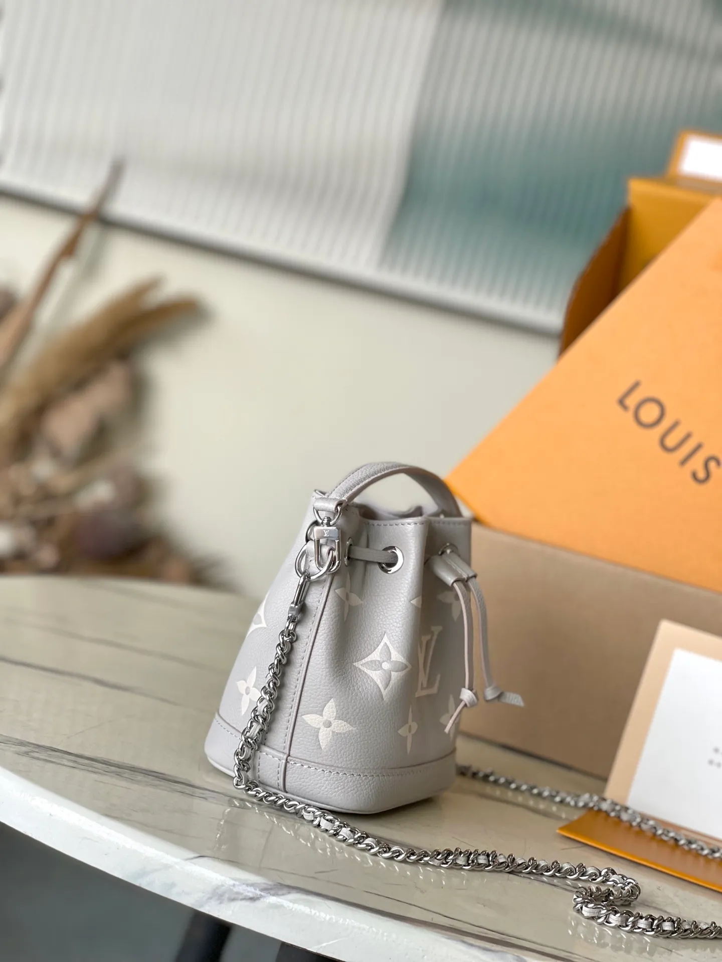 💰1100 (top-grain leather) top-quality original item M14224. This Nano Noe handbag is made of iconic Monogram Empreinte leather and returns to the new season with smart two-tone colors, suitable for any night wear. Yingze metal parts and detachable chains complement each other, providing a variety of carrying options. The ample interior can easily store daily items such as mobile phones, short wallets, and lipsticks. Dimensions: 13 × 16 × 10 cm